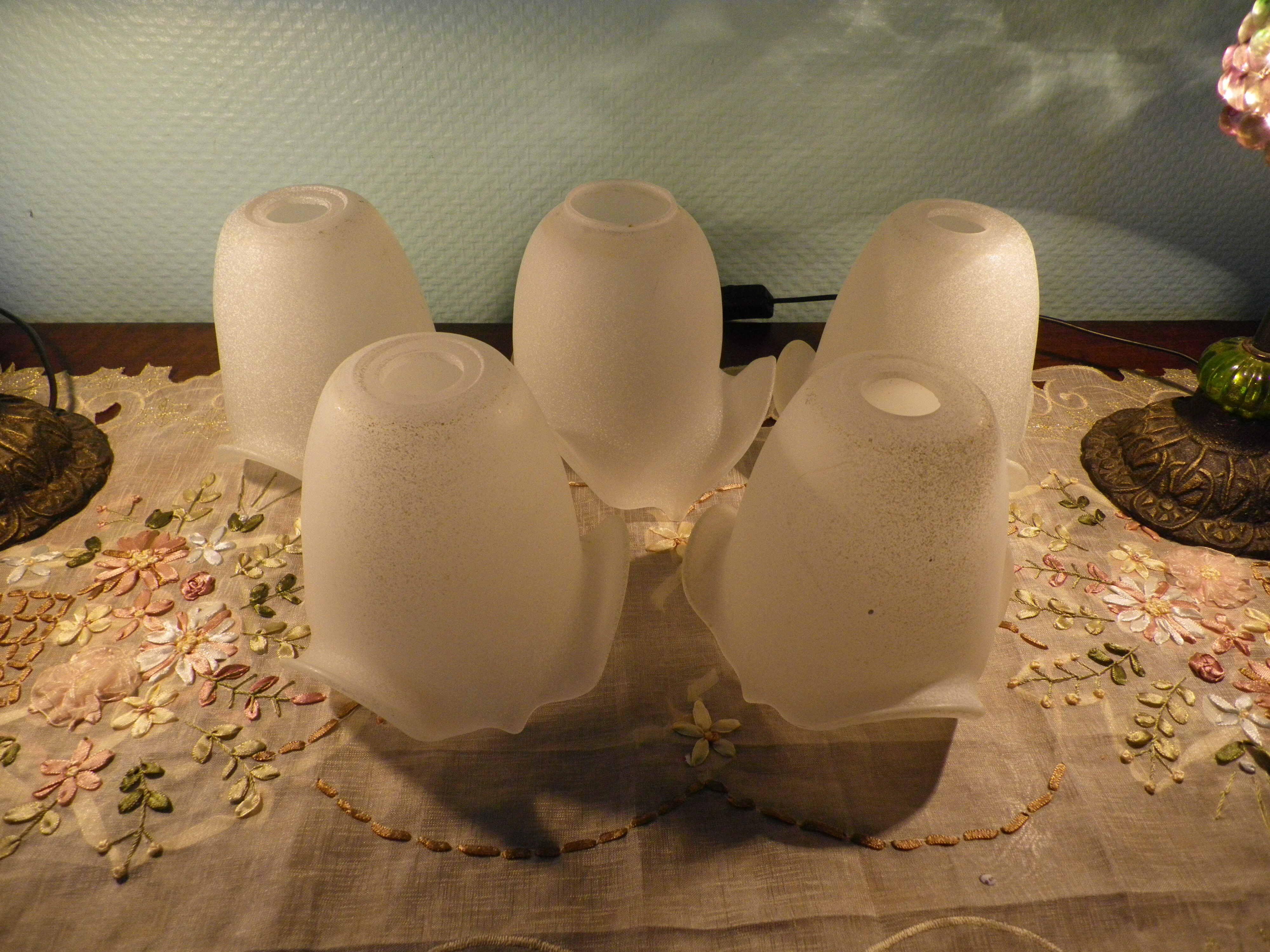 Chandelier of 5 corollas in white granite glass, central decoration with foliage 70s /80s