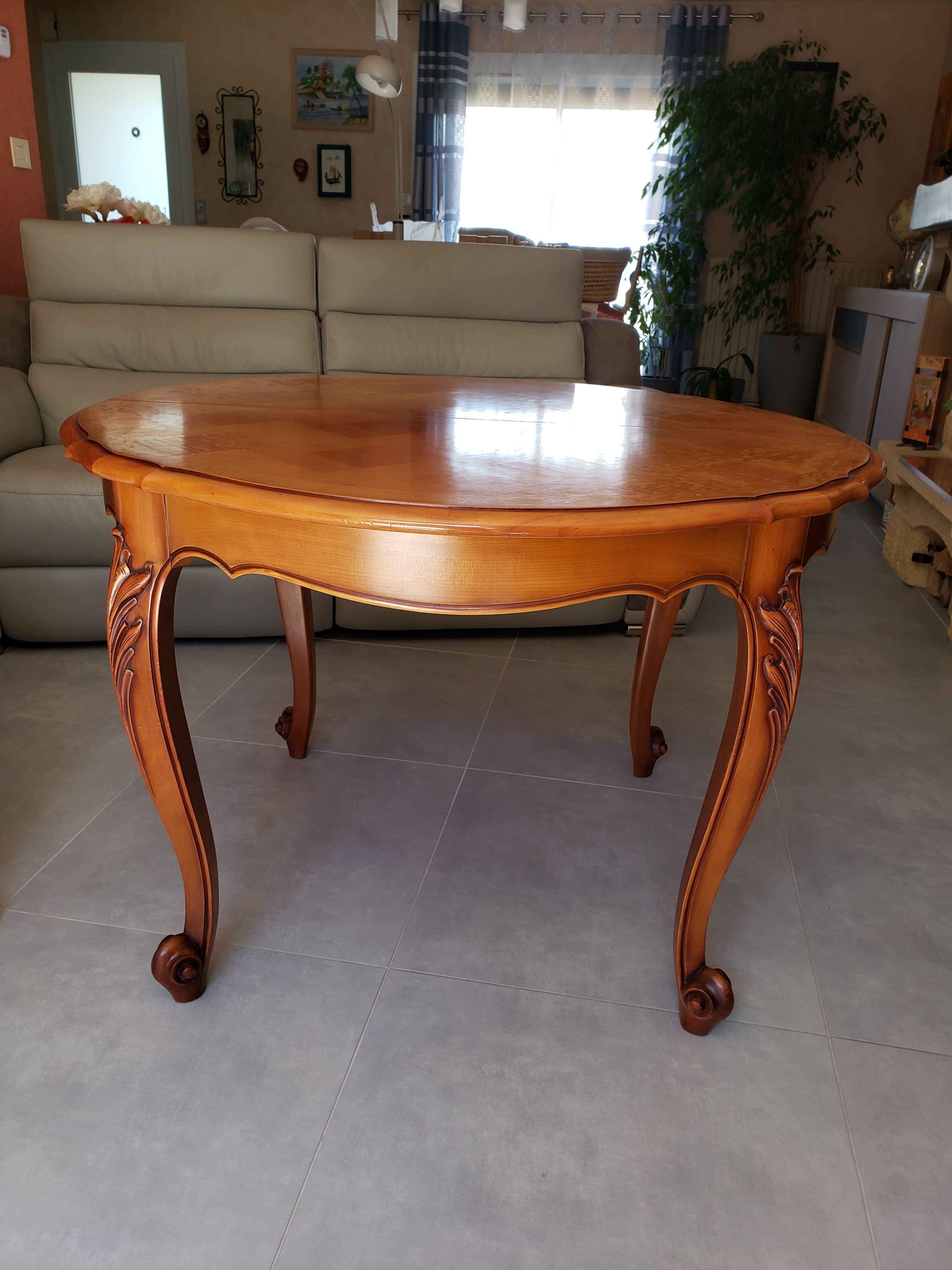 Extendable round table Louis XV style with its 2 extensions