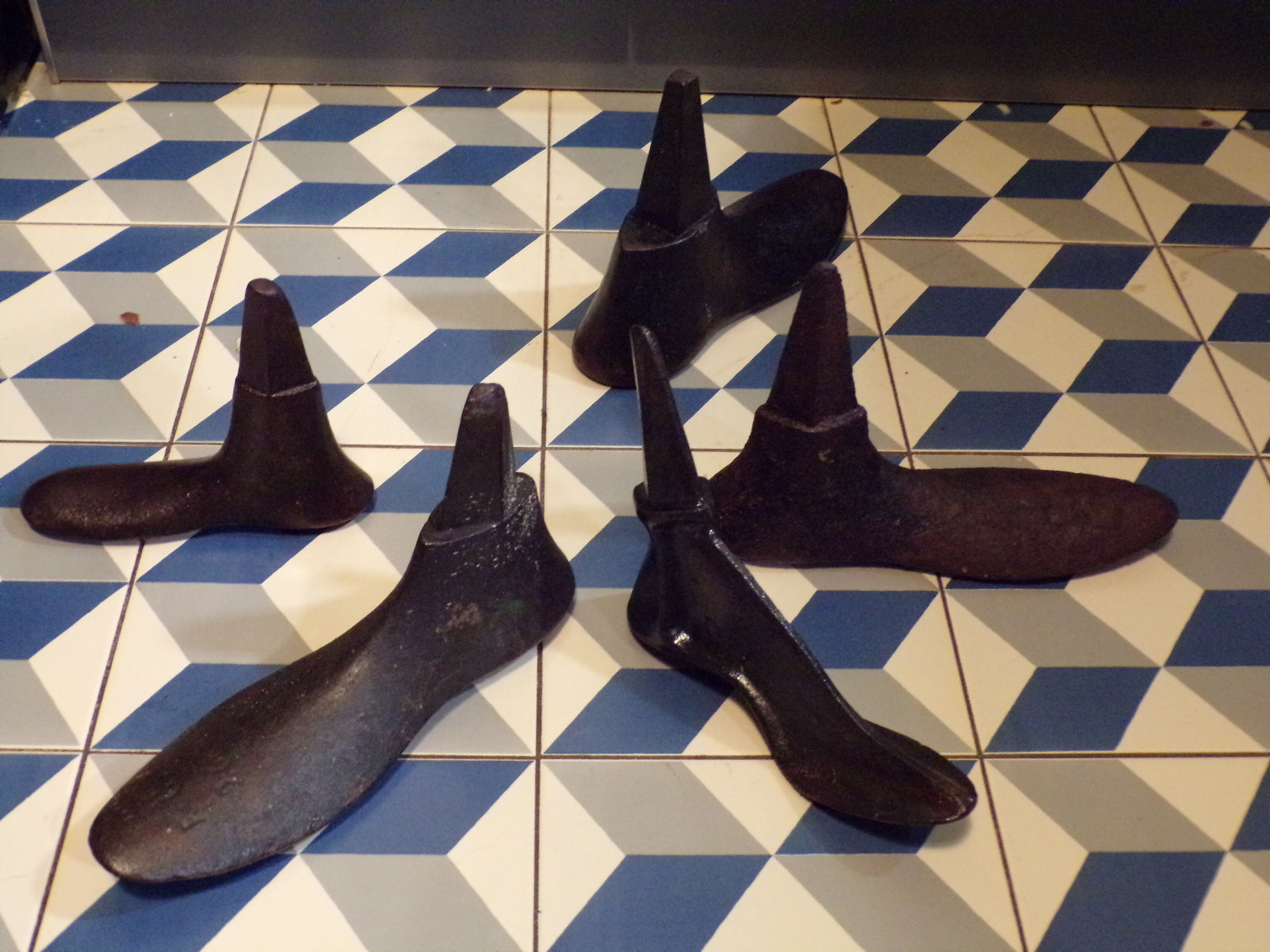 5-foot vintage shoemaker set