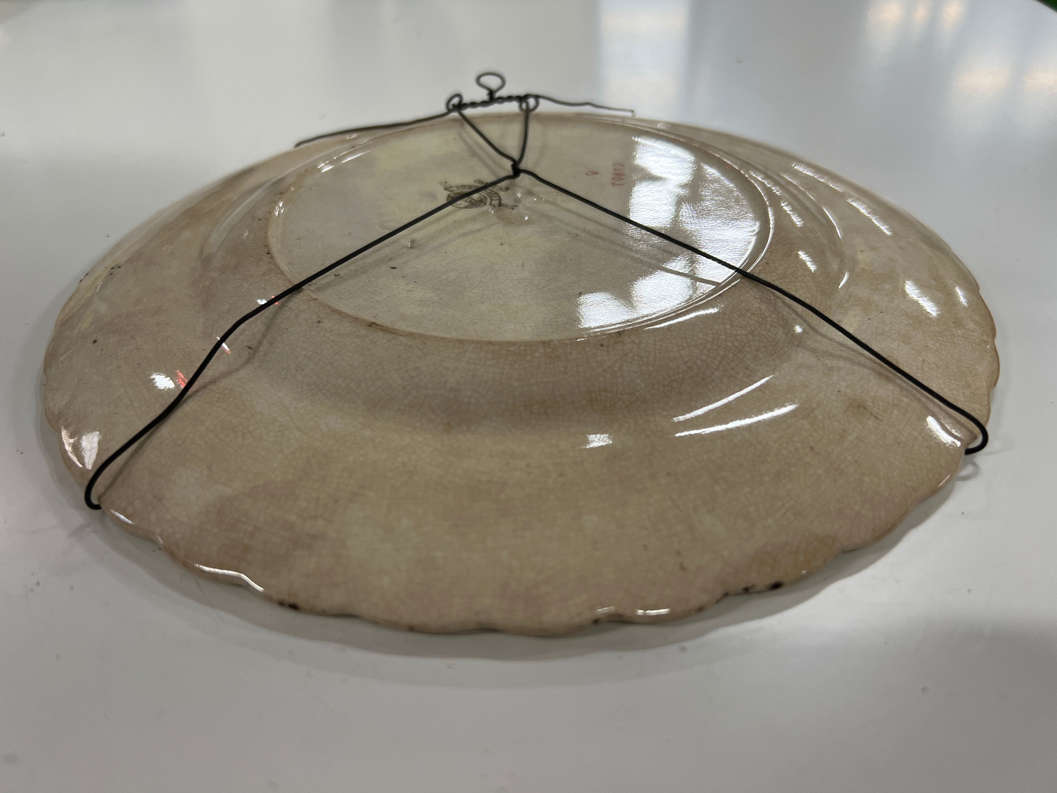 Decorative flat plate to hang on the wall