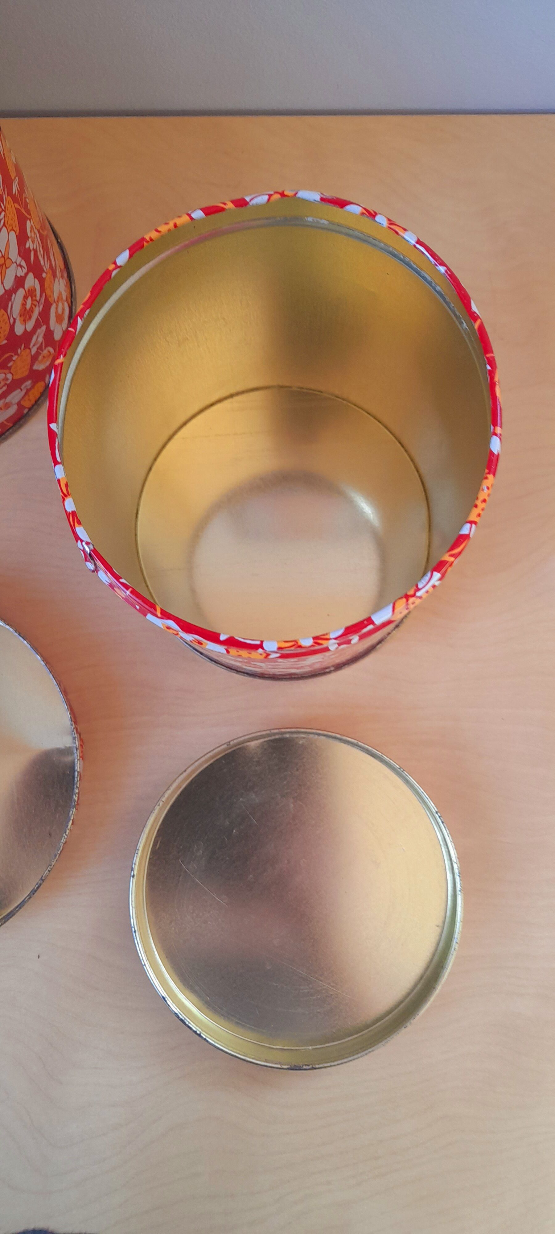 Strawberry round nesting boxes 60s