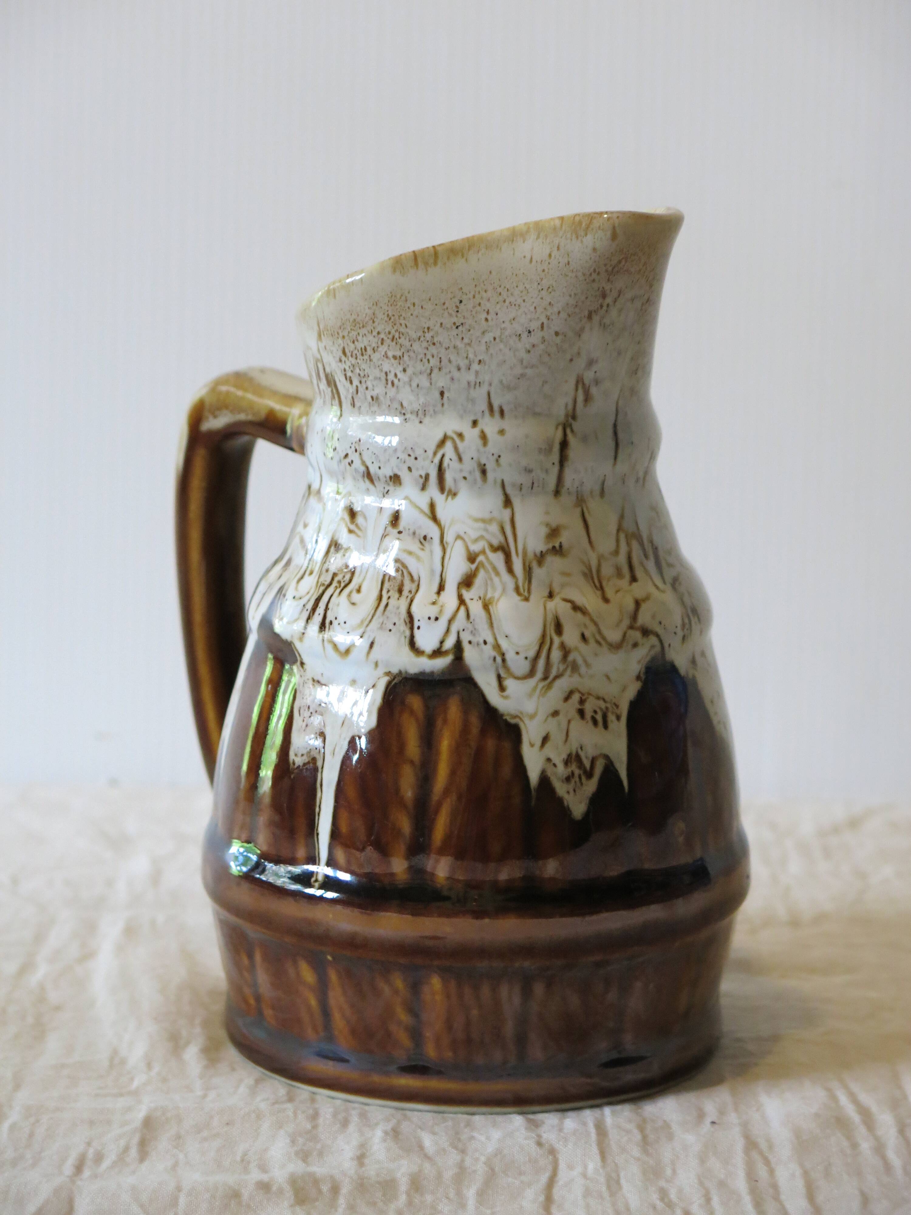 Très joli pichet à vin en très bon état