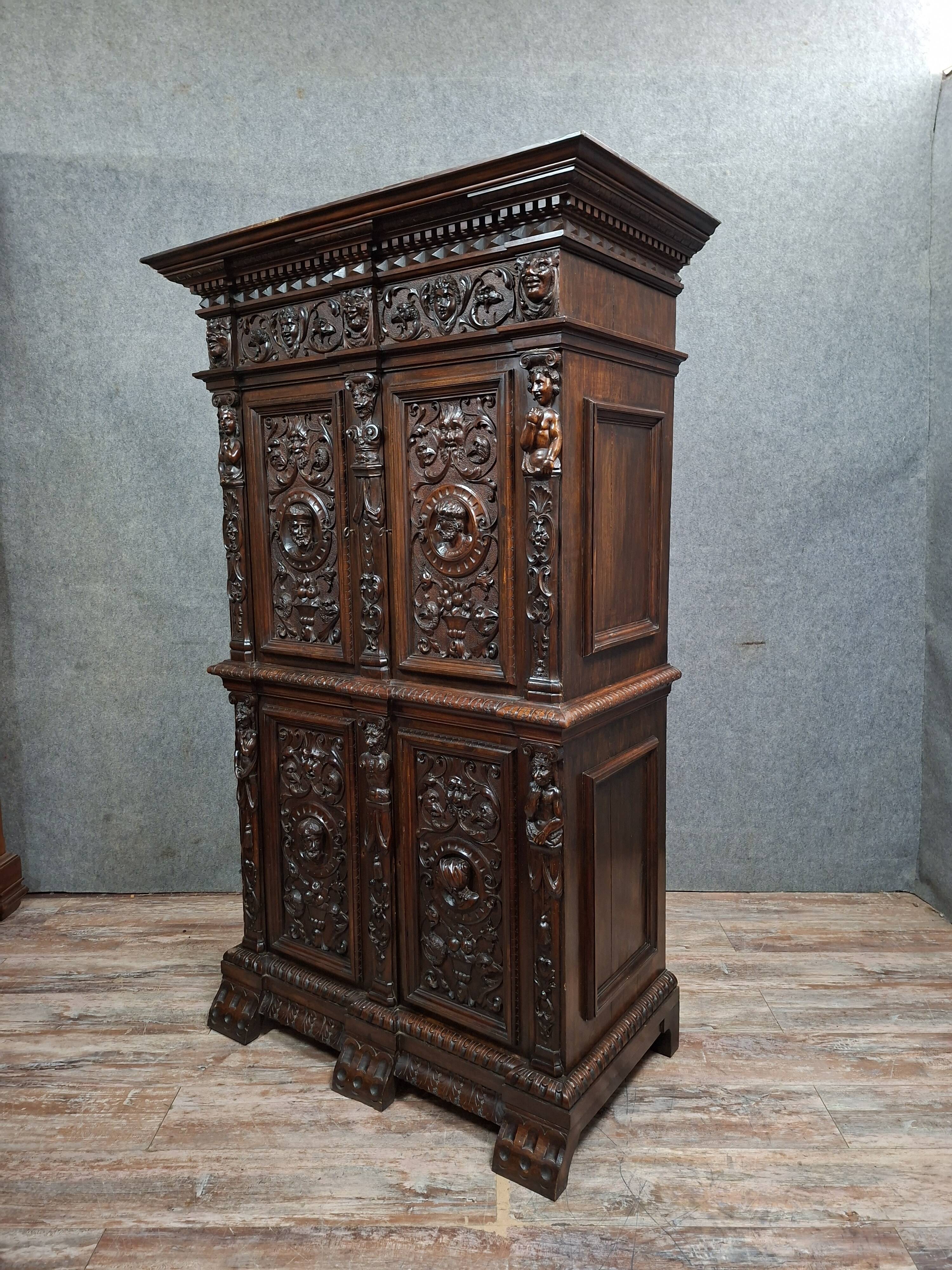 buffet / Richly carved walnut cabinet, Renaissance style, 19th century