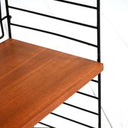 Bibliothèque modulaire scandinave de style "String" des années 1950-60.