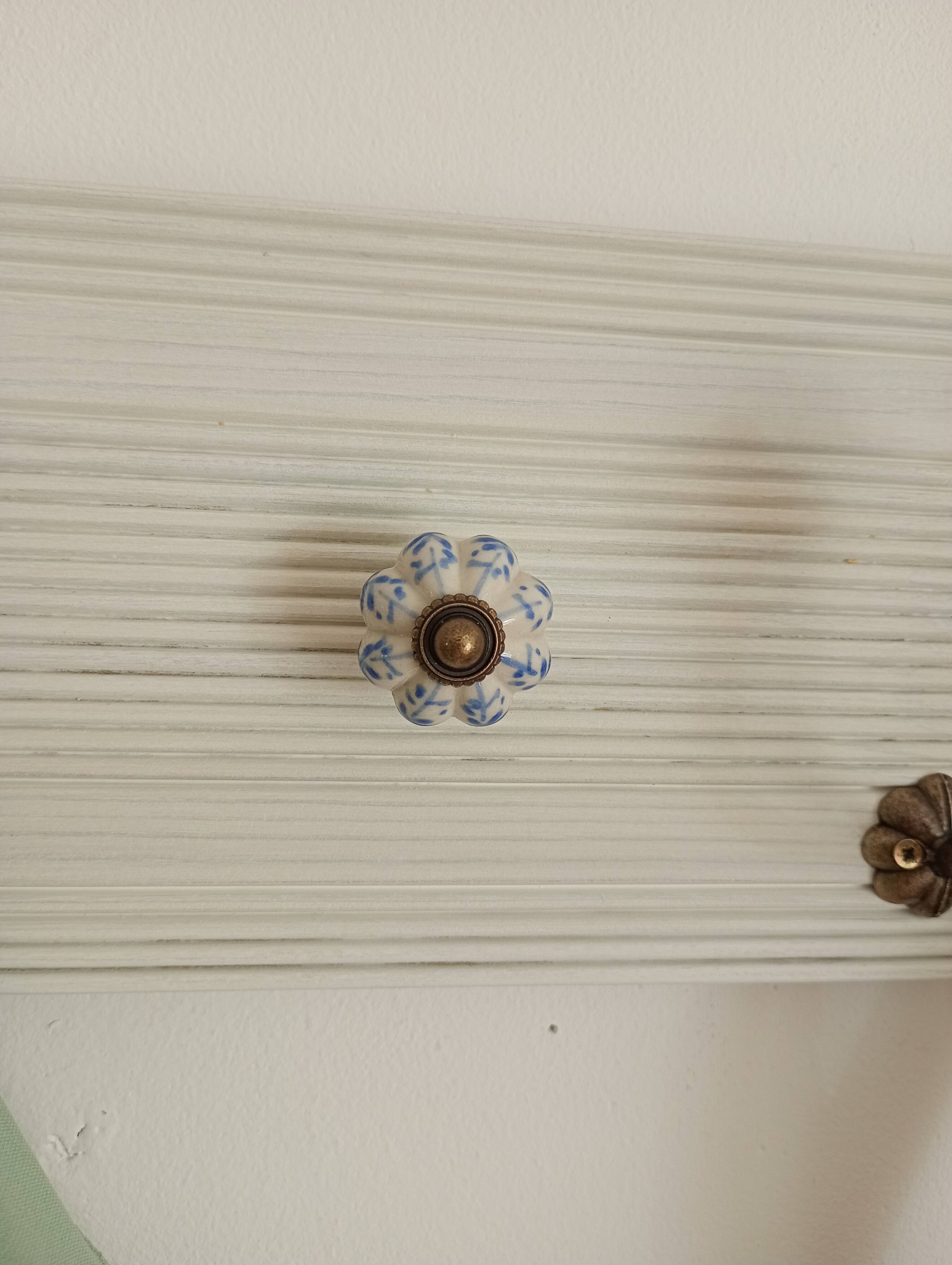 Wall-mounted coat rack 50 cm – 4 hooks and decorative central button