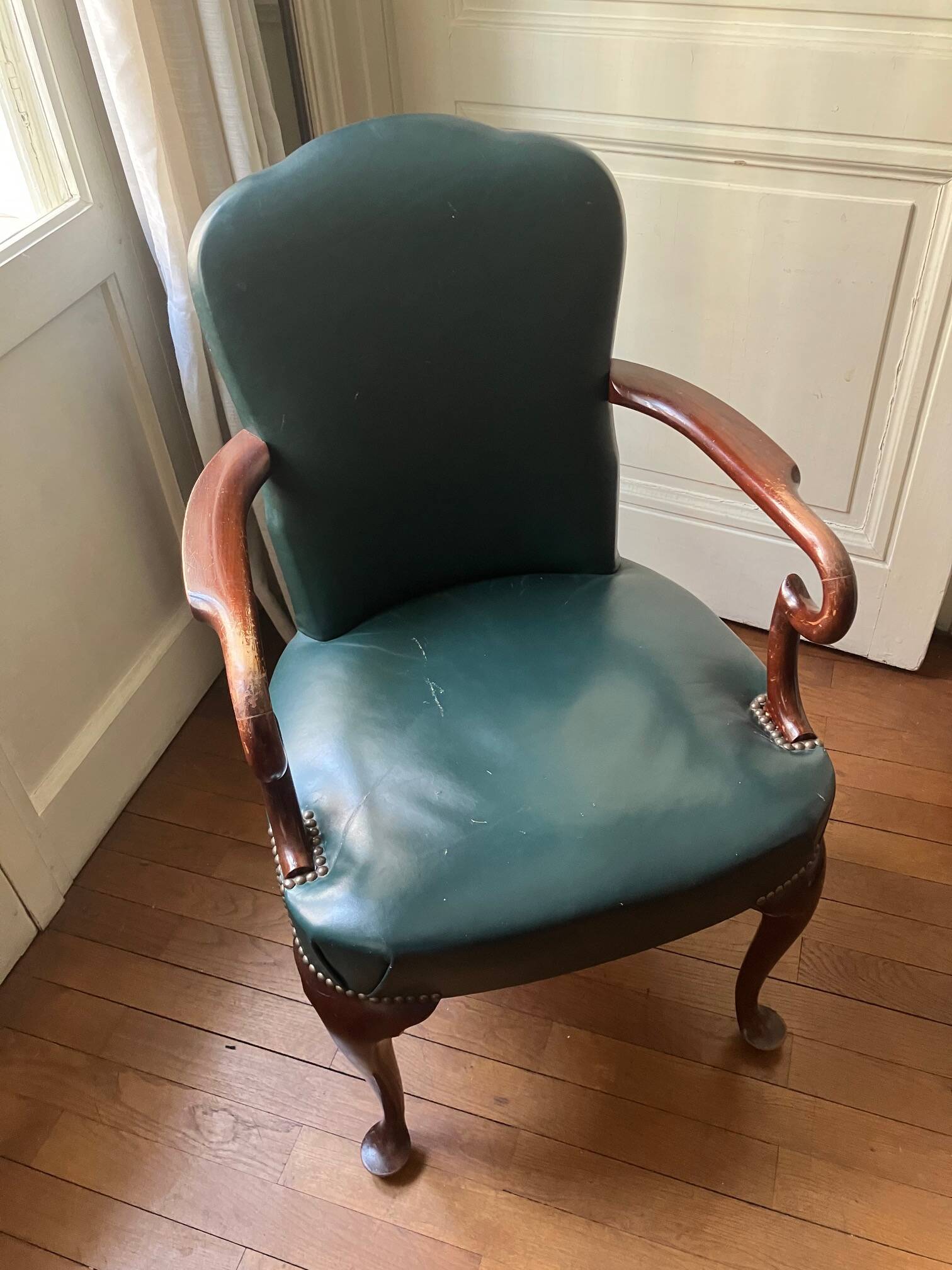 chaise assortie à un bureau