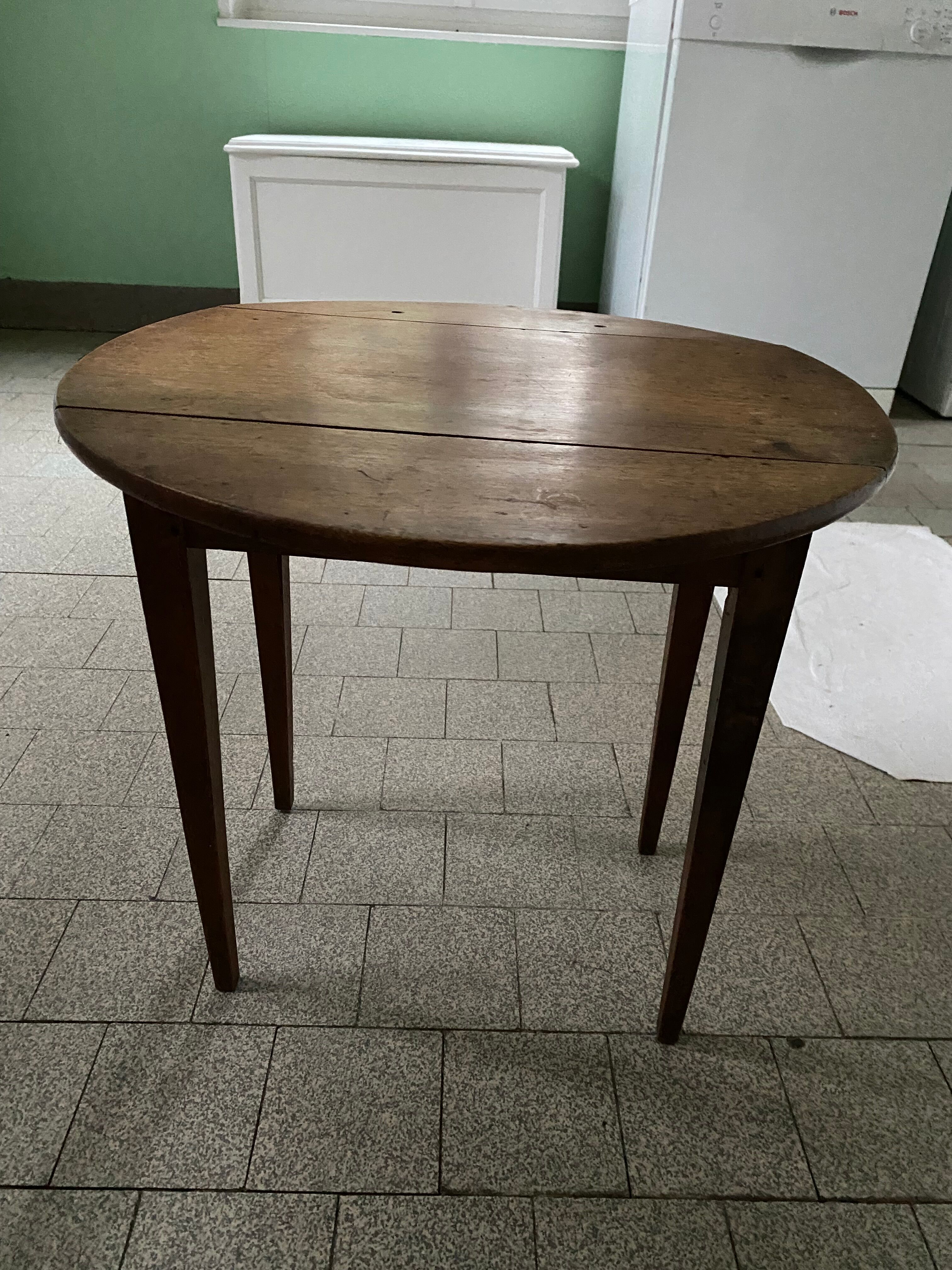 Round wooden folding coffee table