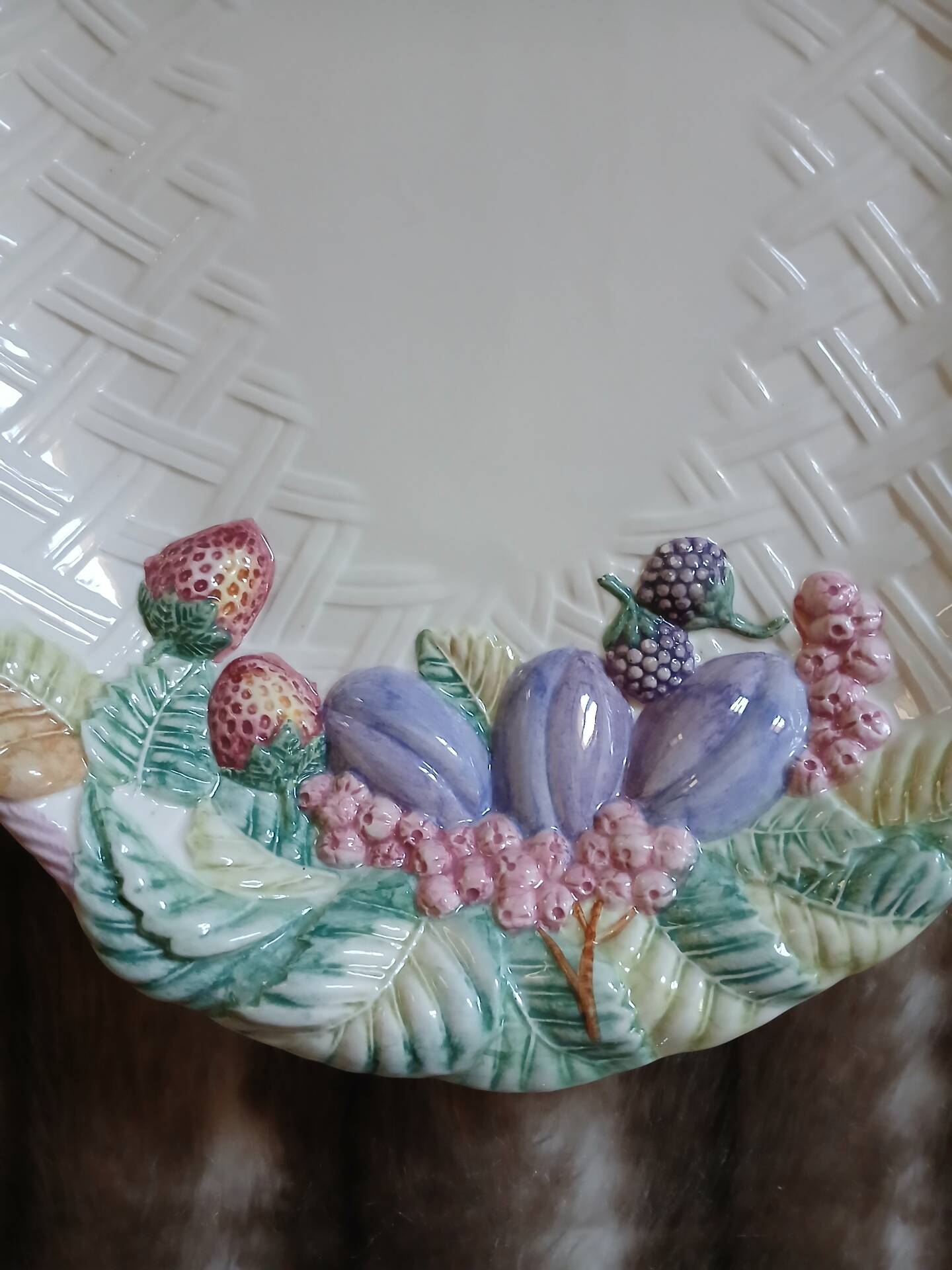6 antique flat plates in majolica + dish