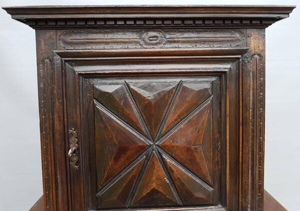 Armoire deux corps haut en retrait style Louis XIII