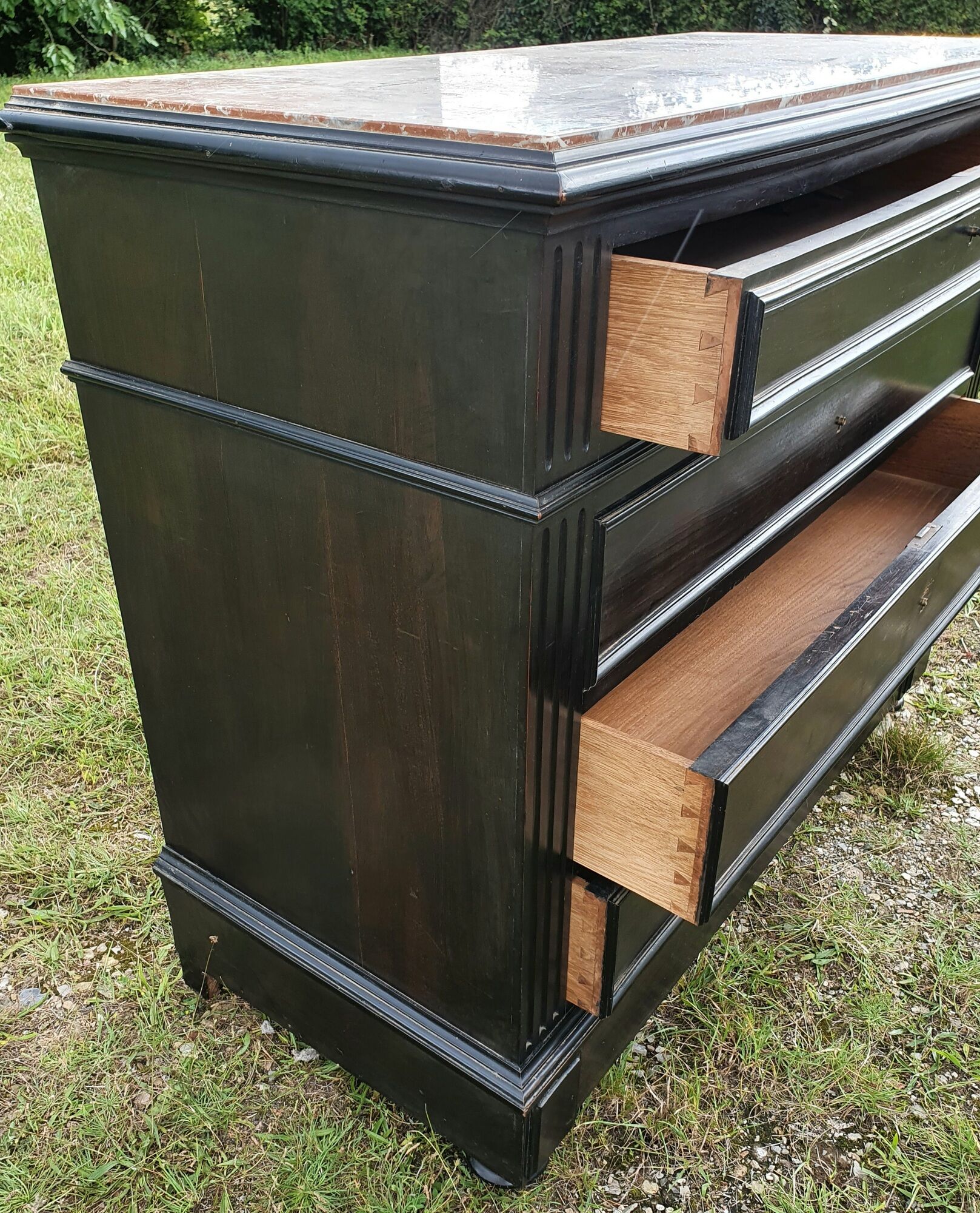 Blackened wooden chest of drawers with 5 drawers