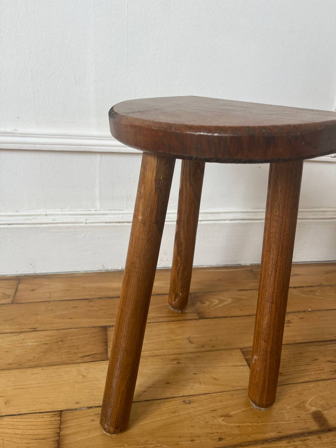Tabouret tripode demi-lune
