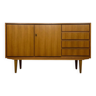 Buffet minimaliste vintage des années 60 en noyer allemand, style milieu du siècle.