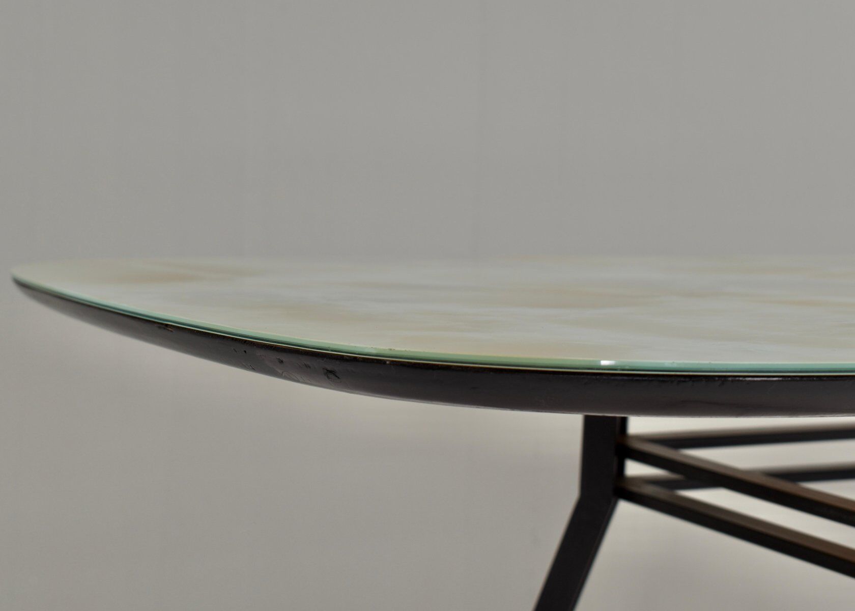 Table à manger italienne avec base en métal et plateau en verre et laiton, années 1950.