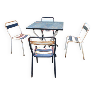 Helix table with its 4 chairs