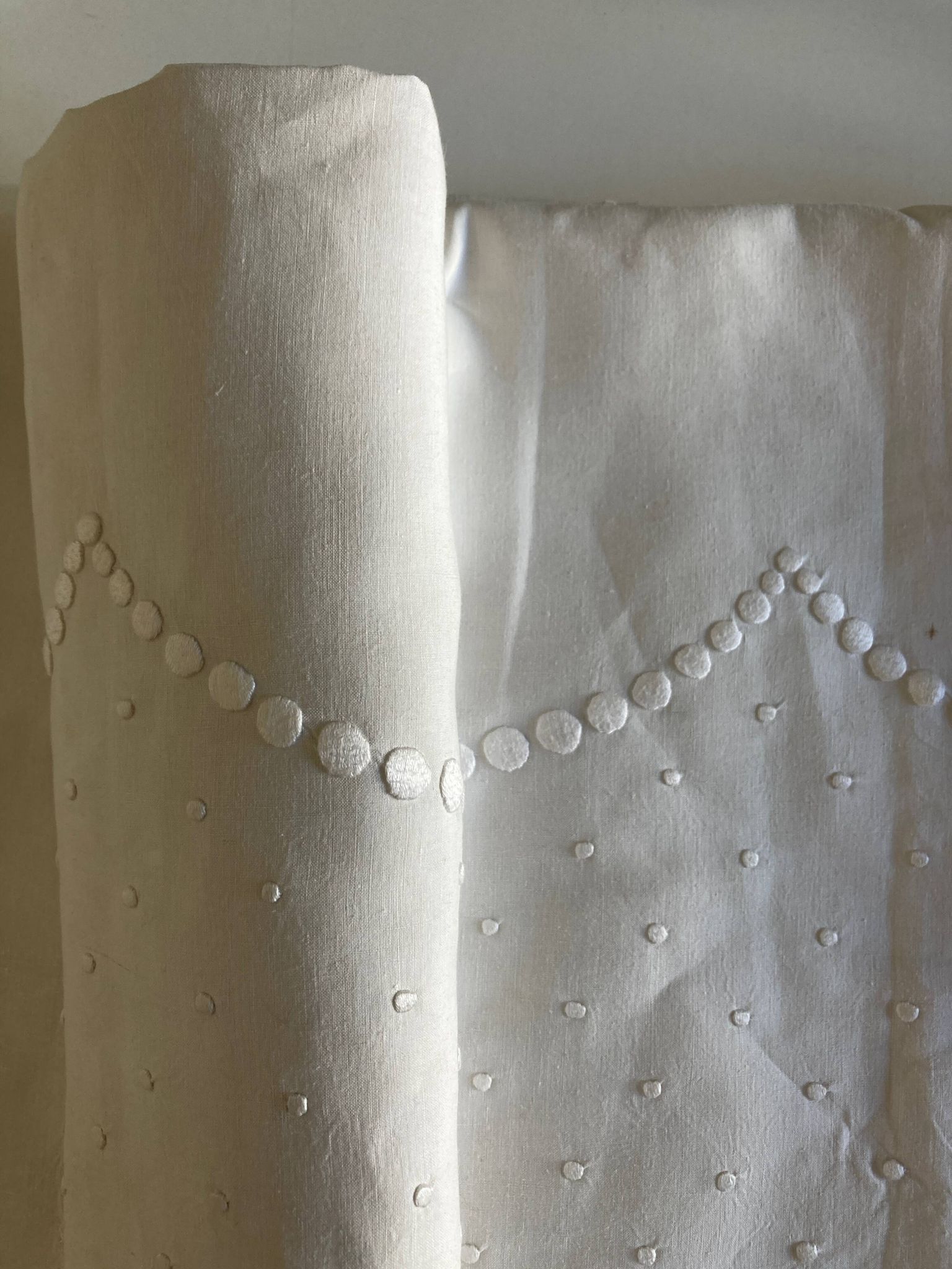 Drap de fil de lin brodé de pois sans monogramme 1950