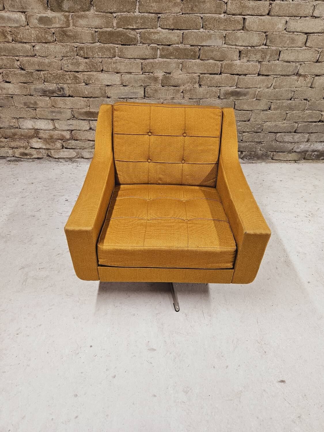 Swivel living room armchair year 1970
