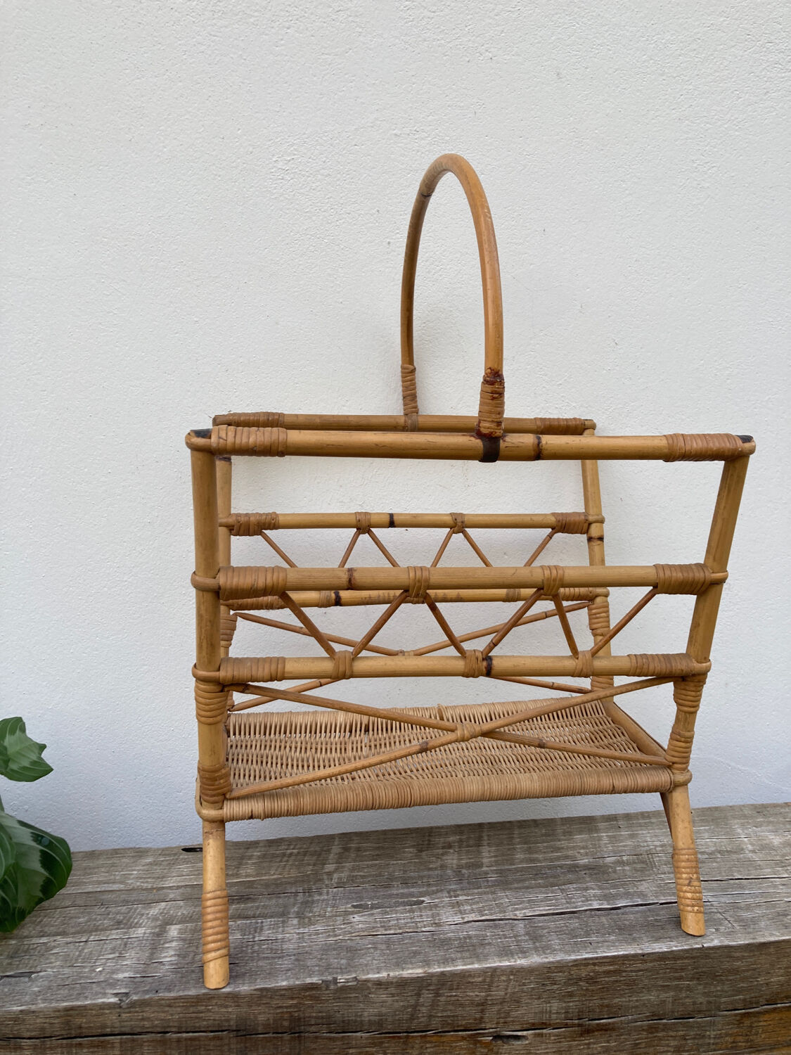 Vinyl holder in rattan and bamboo