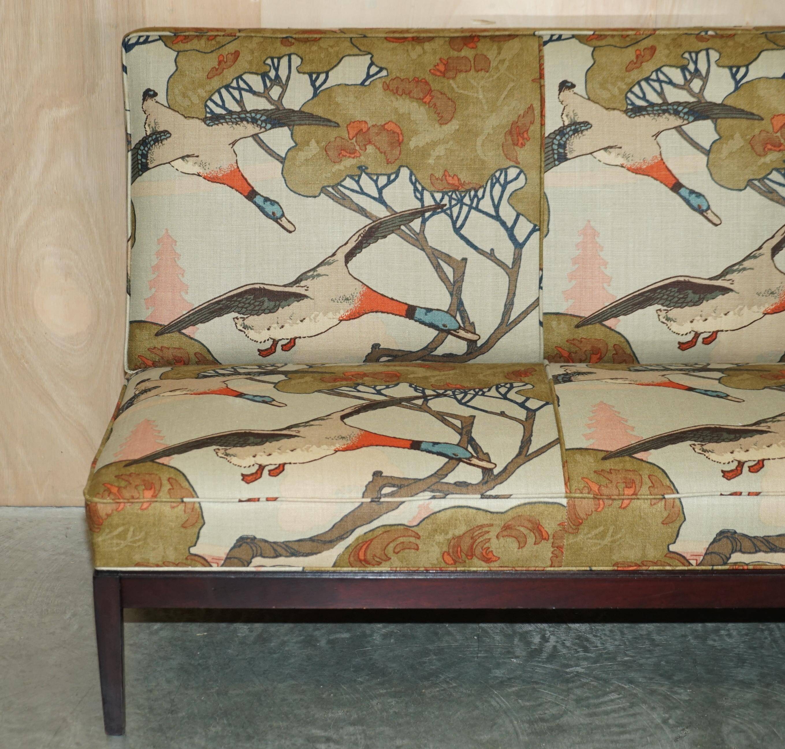 Three-seater canapé George Smith Norris restored in Mulberry linen.