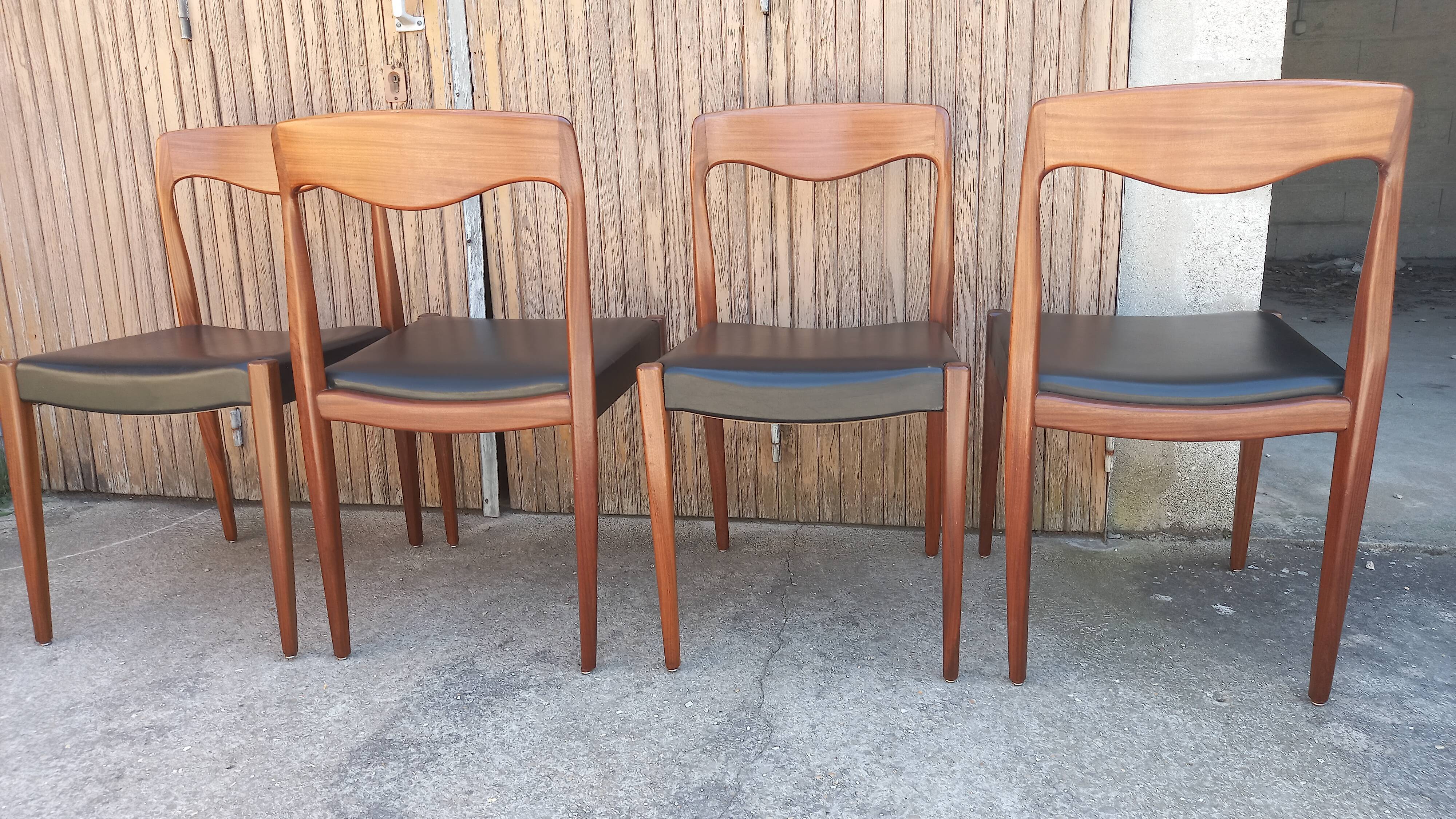 Suite de quatre chaises teck vintage