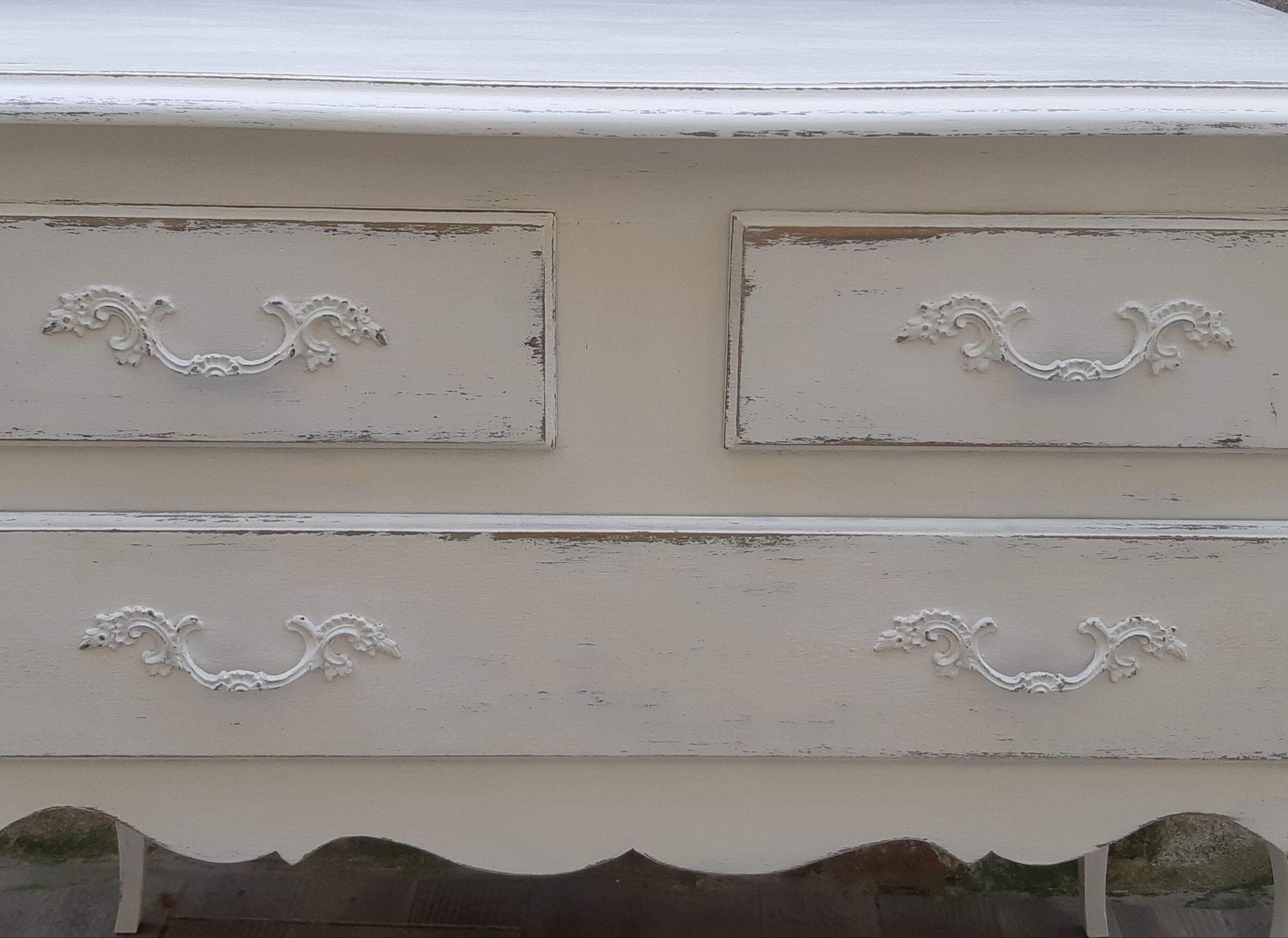 Skated chest of drawers 3 drawers