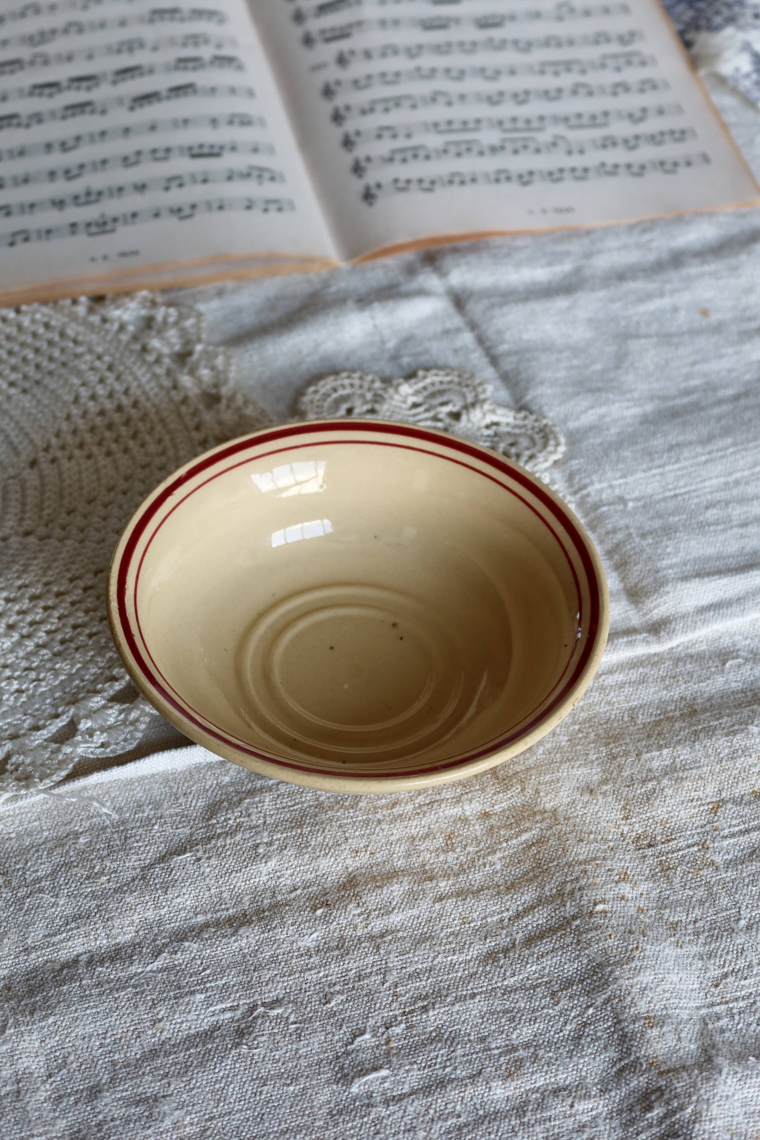 Petite coupelle vintage en faïence beige et liseré rouge
