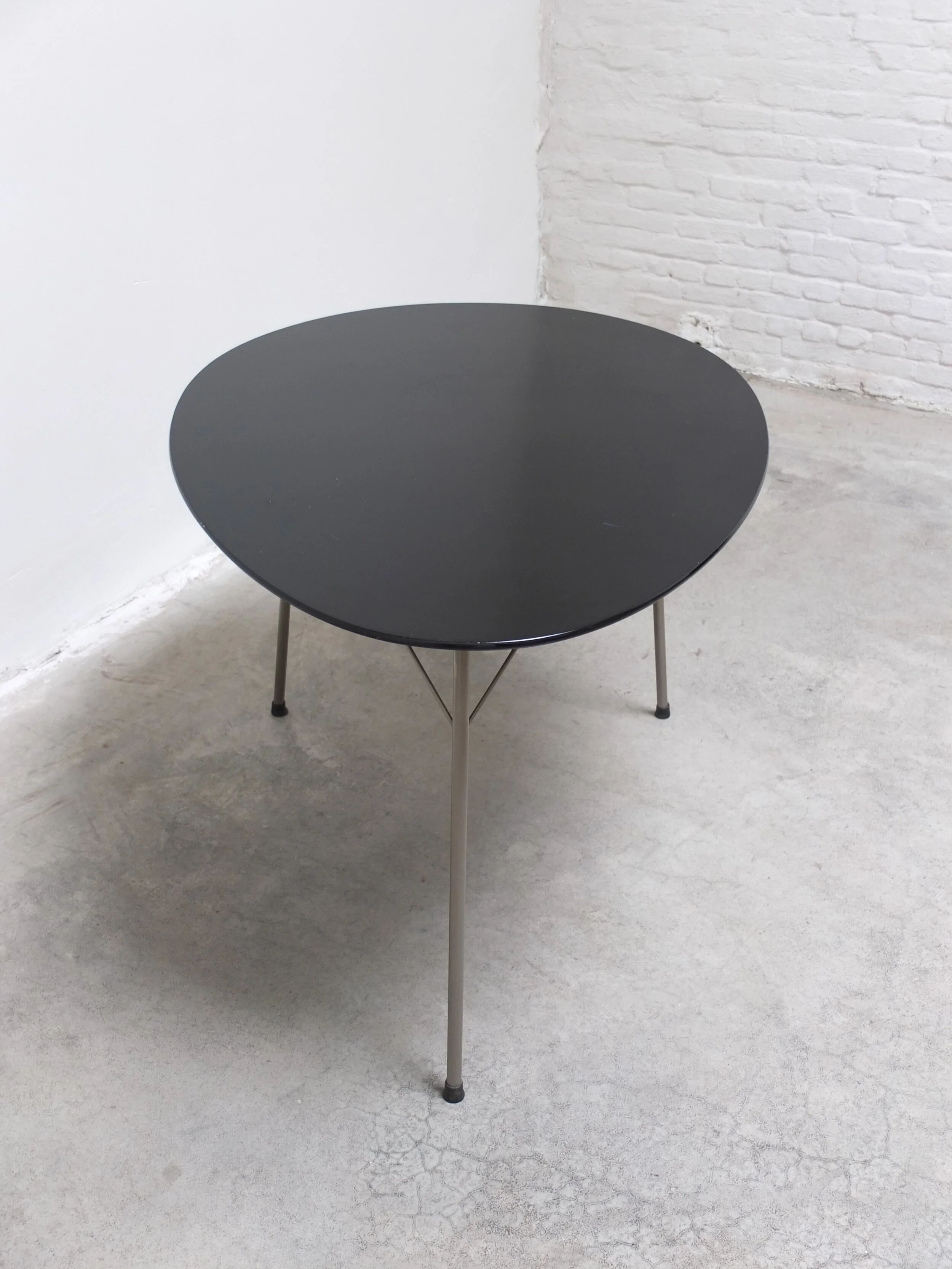 Rare 'Egg' table by Arne Jacobsen for Fritz Hansen, 1952