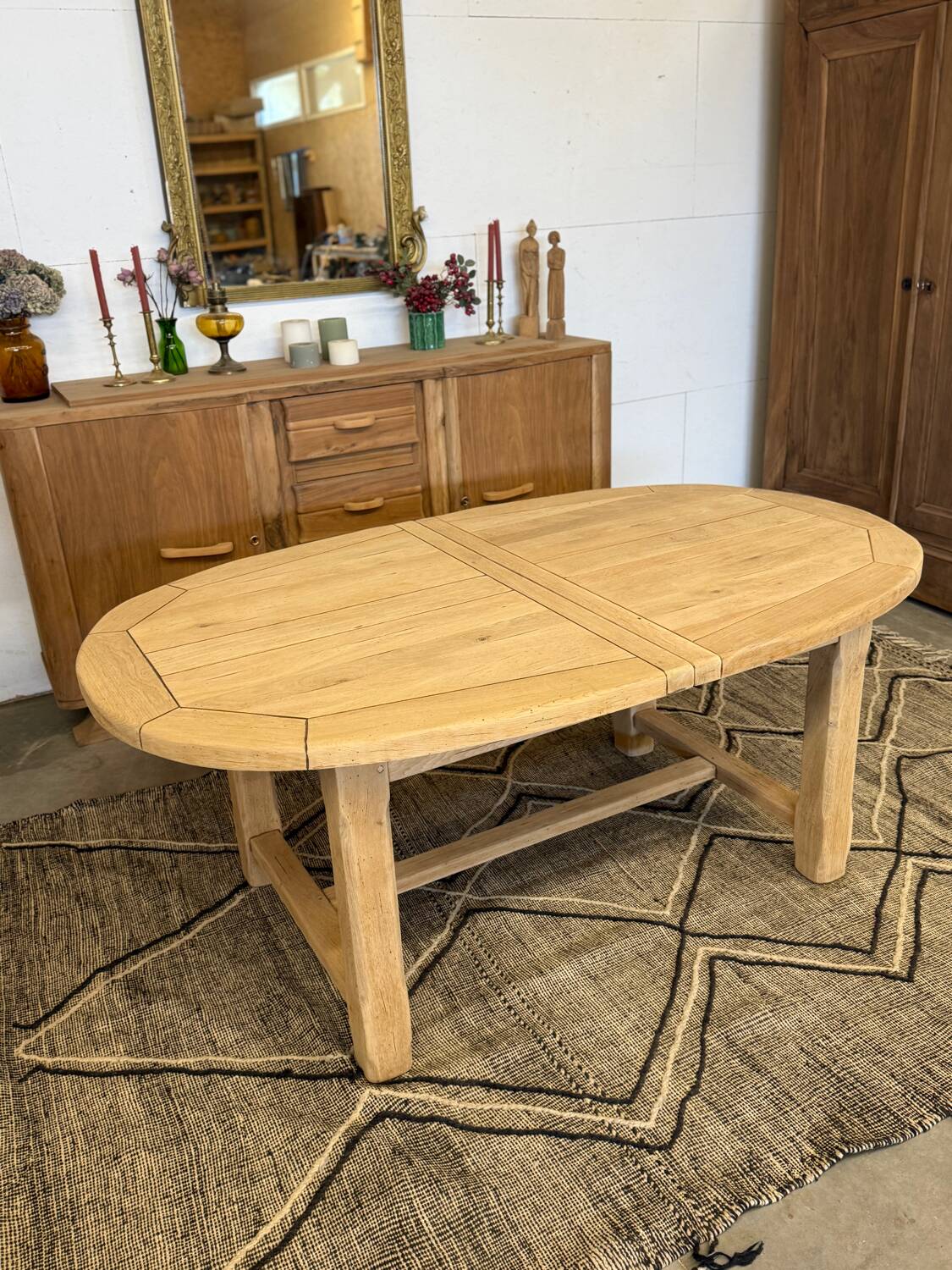 Extendable farmhouse table in solid oak