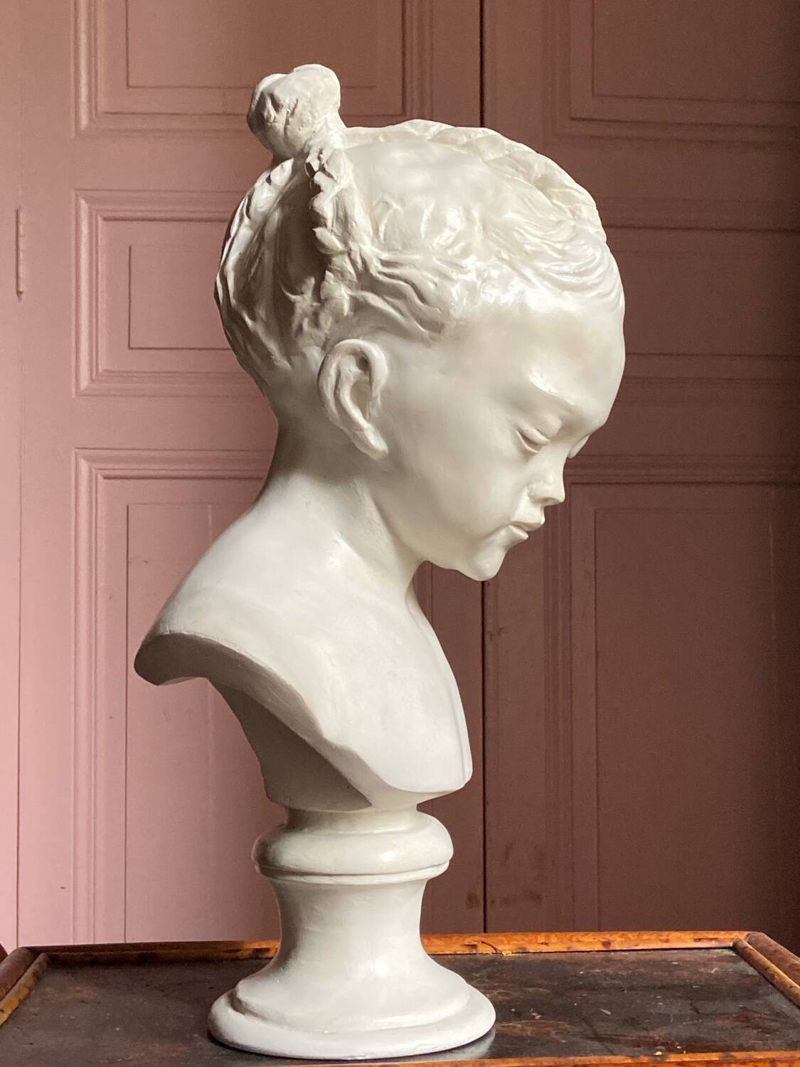 Sculpture en plâtre, buste d’enfant la boudeuse