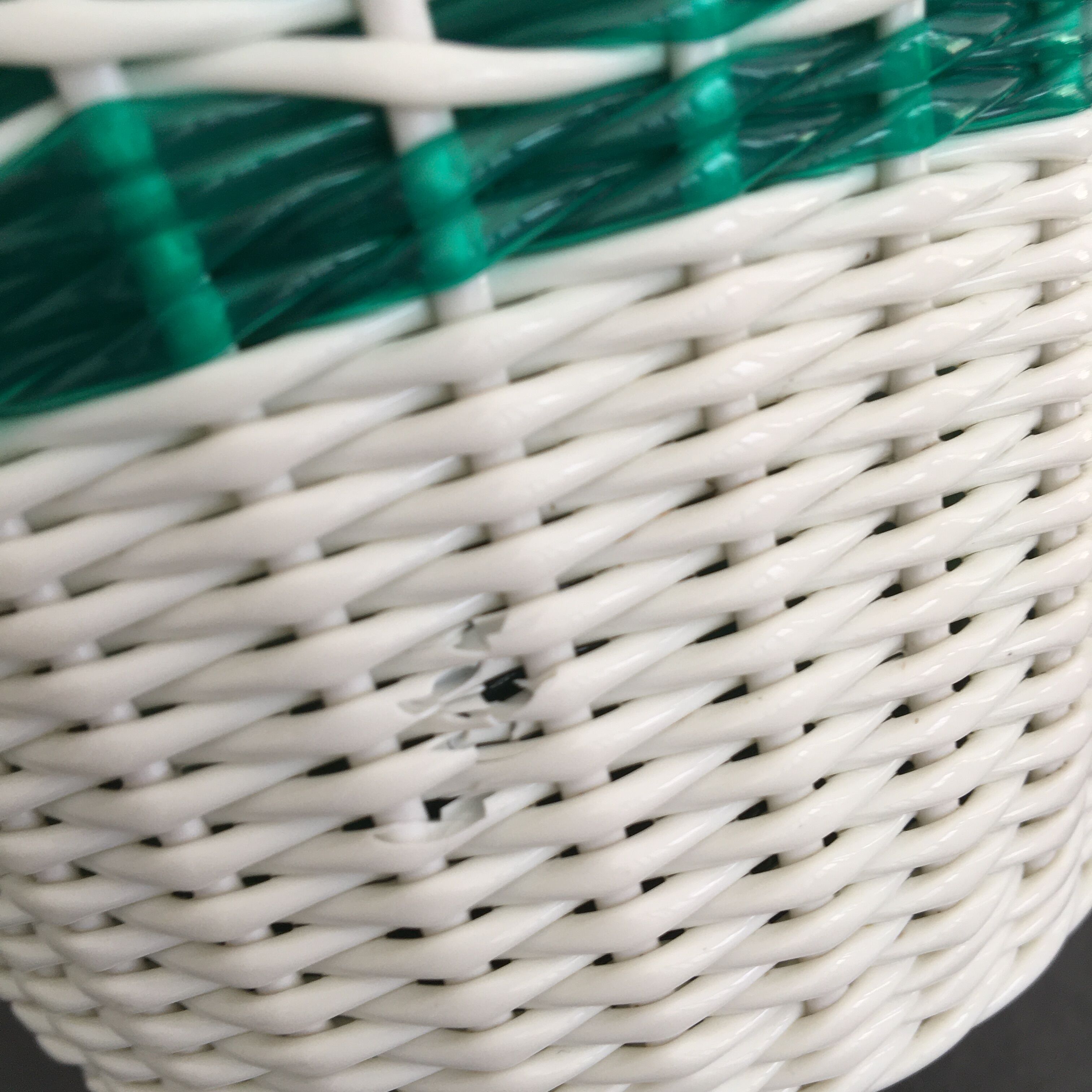 Scoubidou bottle and its 60s cap