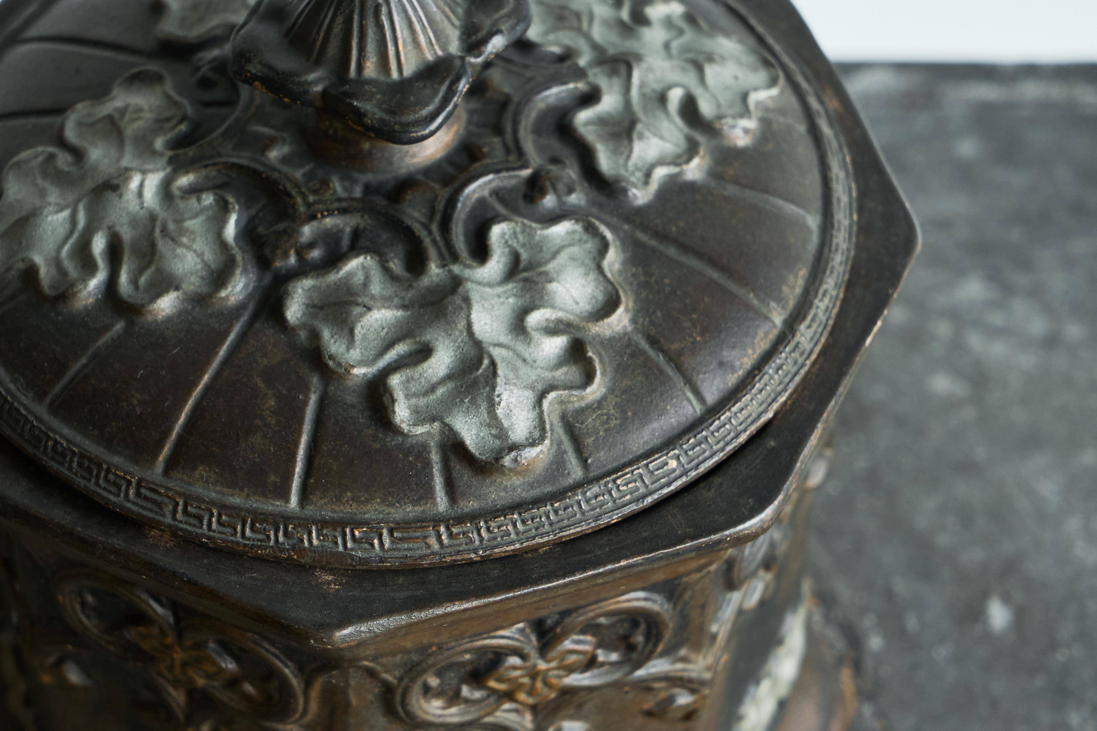 Pot à tabac ancien style néogothique XIXe siècle