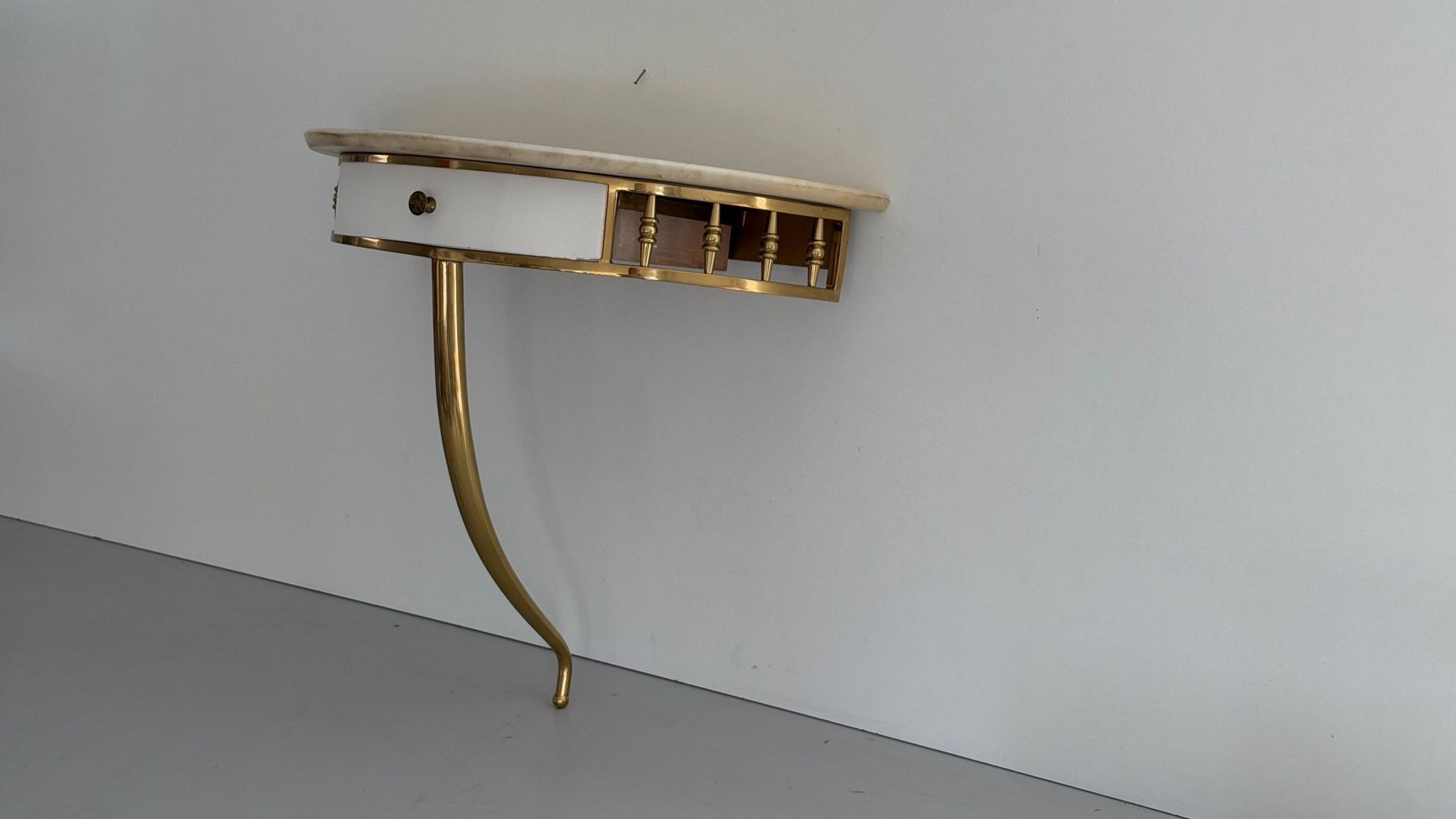 Console murale flottante avec tiroir, corps en laiton et plateau en marbre, années 1960, Italie