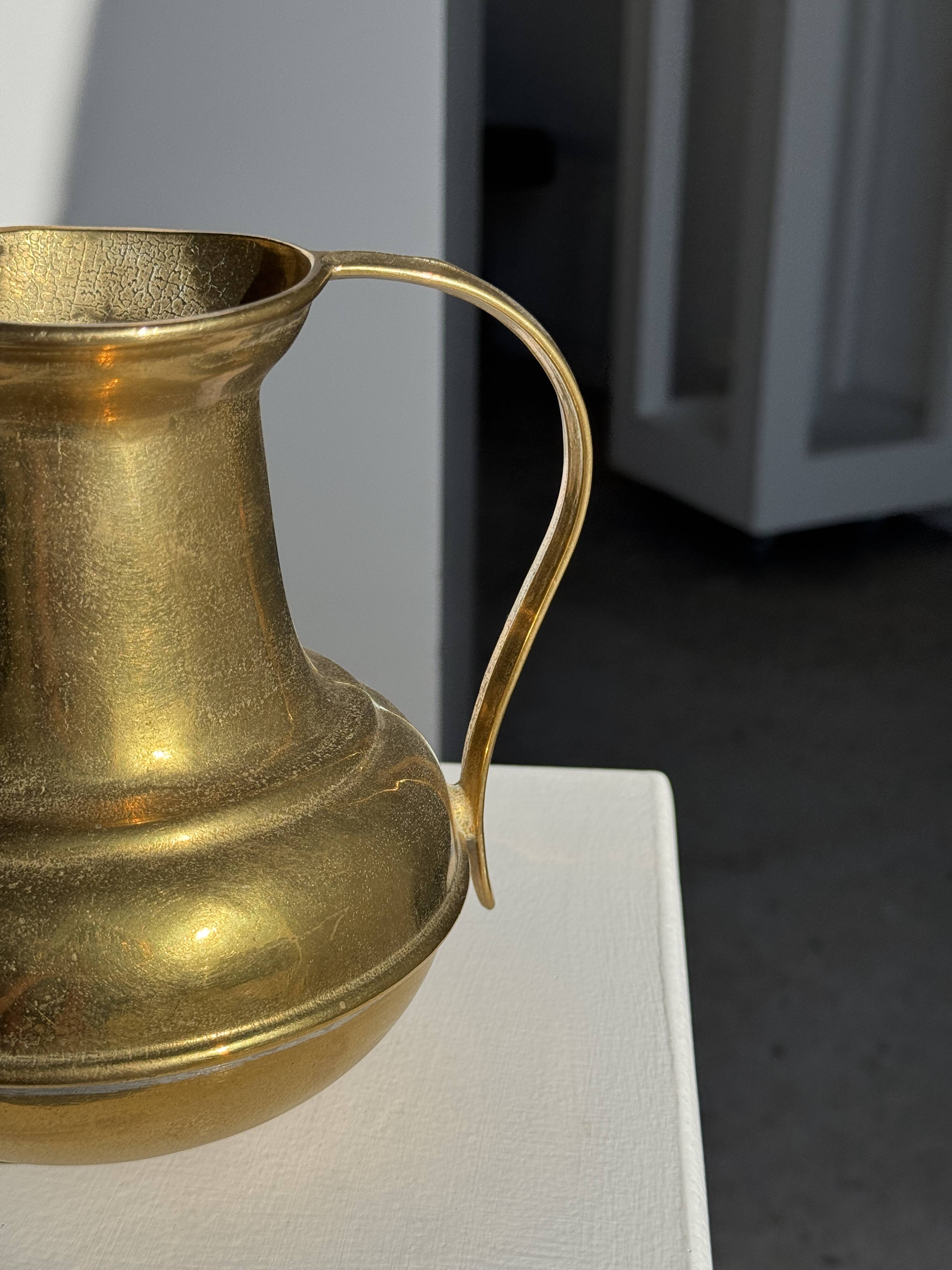 Carafe or metal jug with a rounded body H18