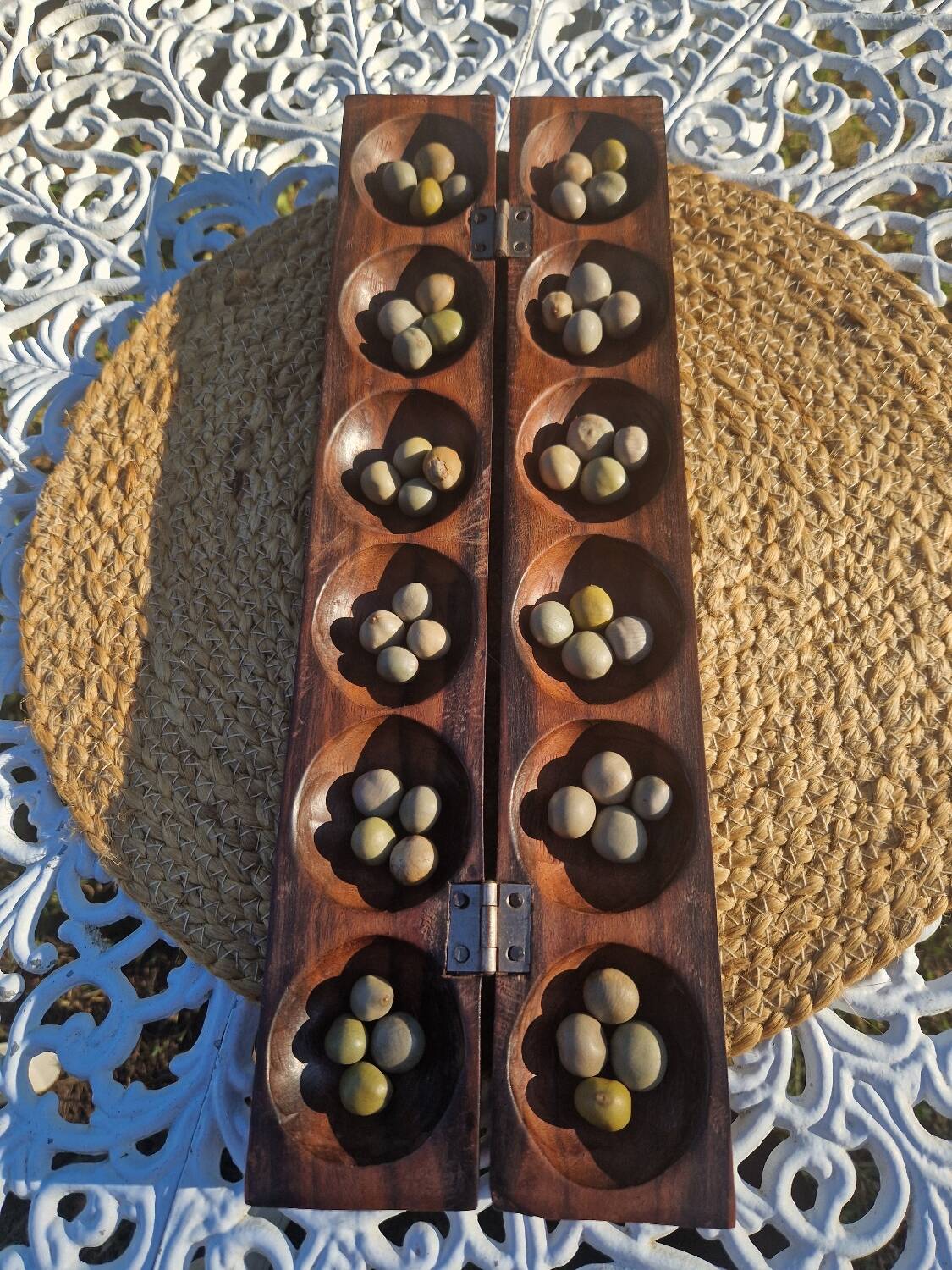 Jeu Awalé africain vintage en bois avec ses 48 graines