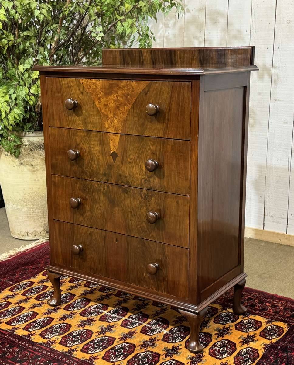 Commode anglaise en loupe de noyer et chêne, années 1930