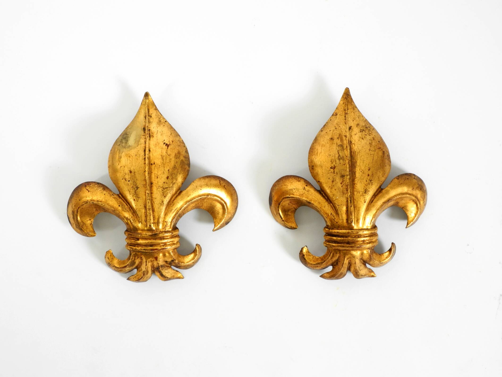 Une paire de grandes appliques murales en métal doré Fleur-de-Lis des années 1970 par Hans Kögl.