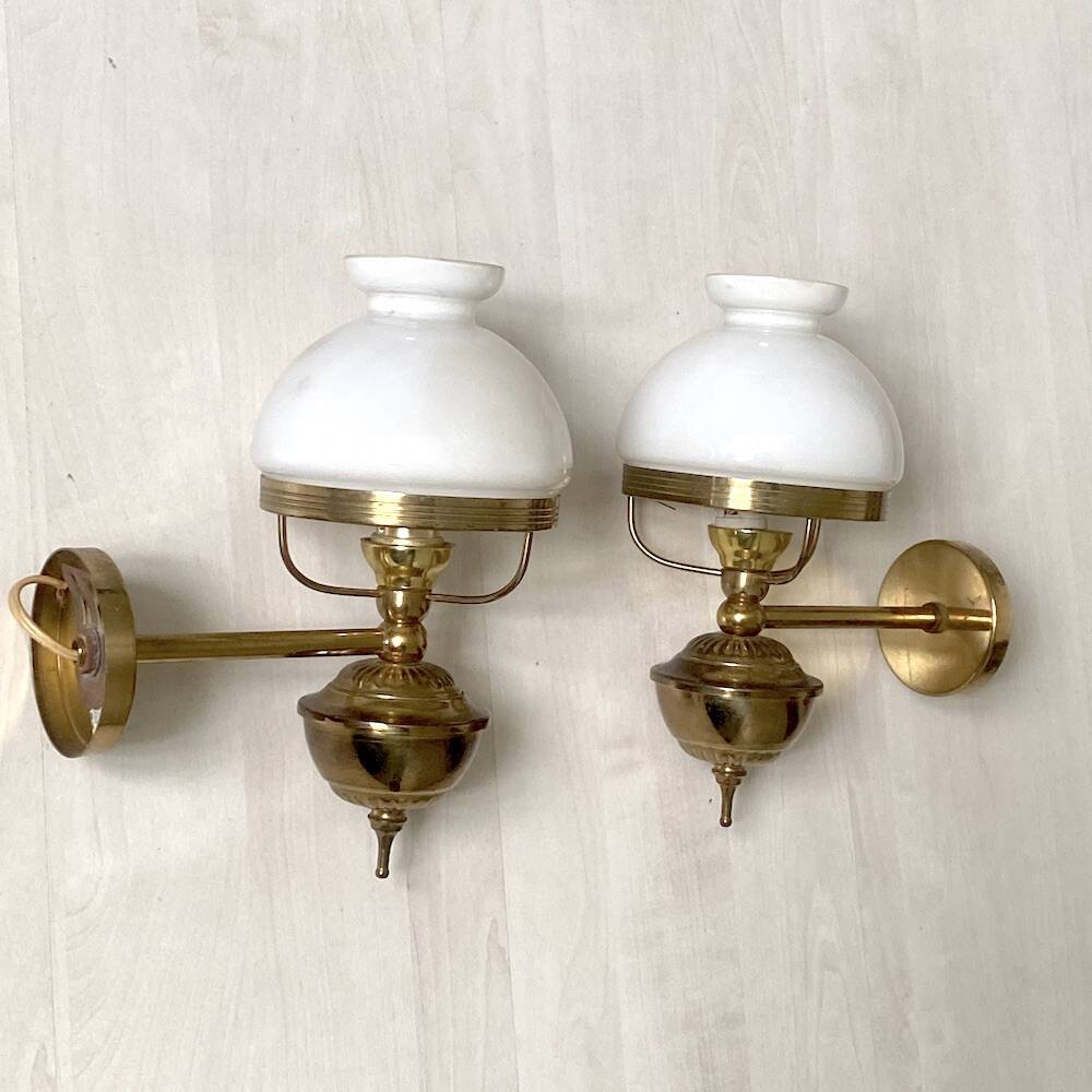 Paire d'appliques ancienne en laiton et opaline