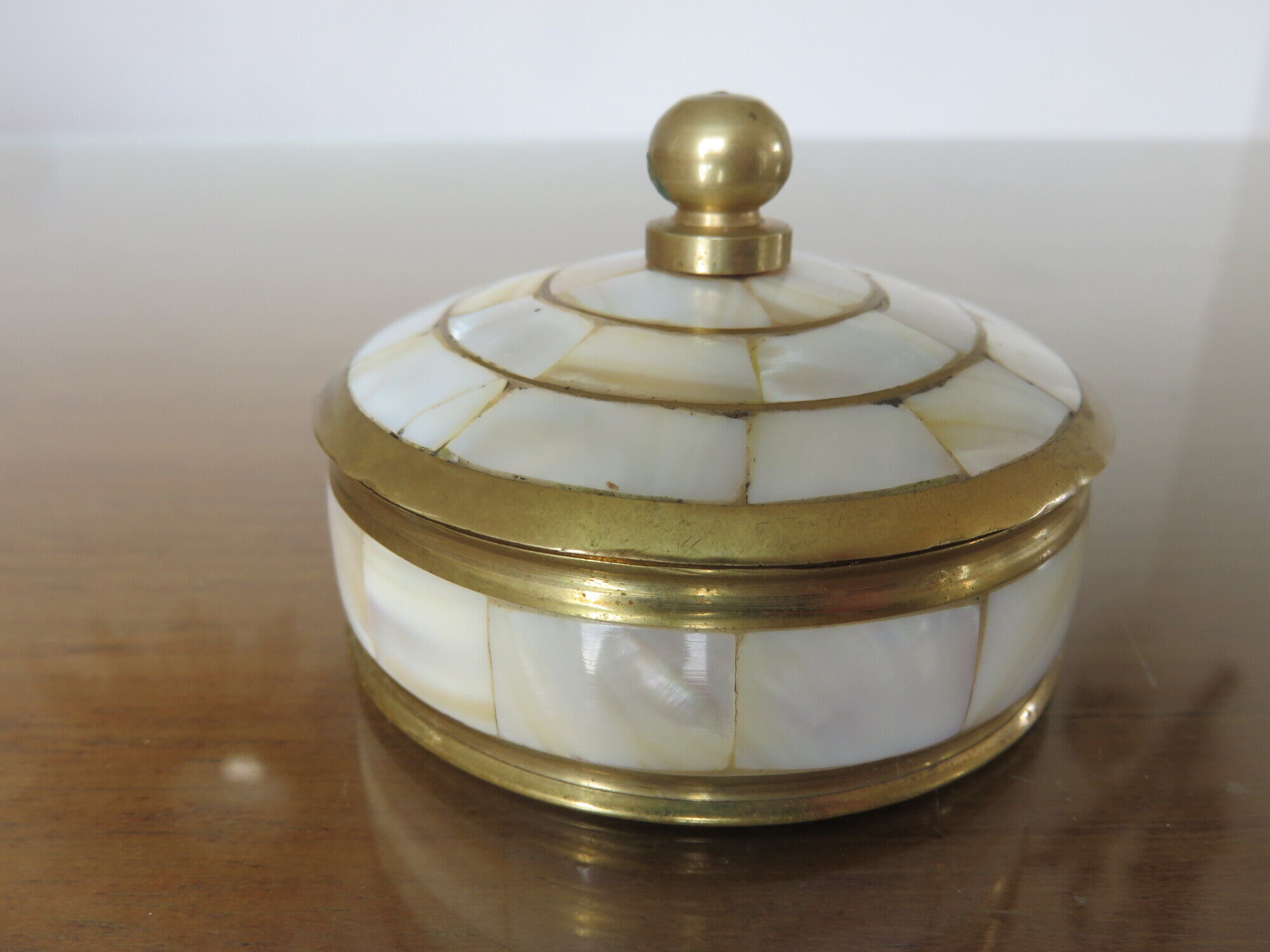 Round box in white mother-of-pearl and brass 60s 70s