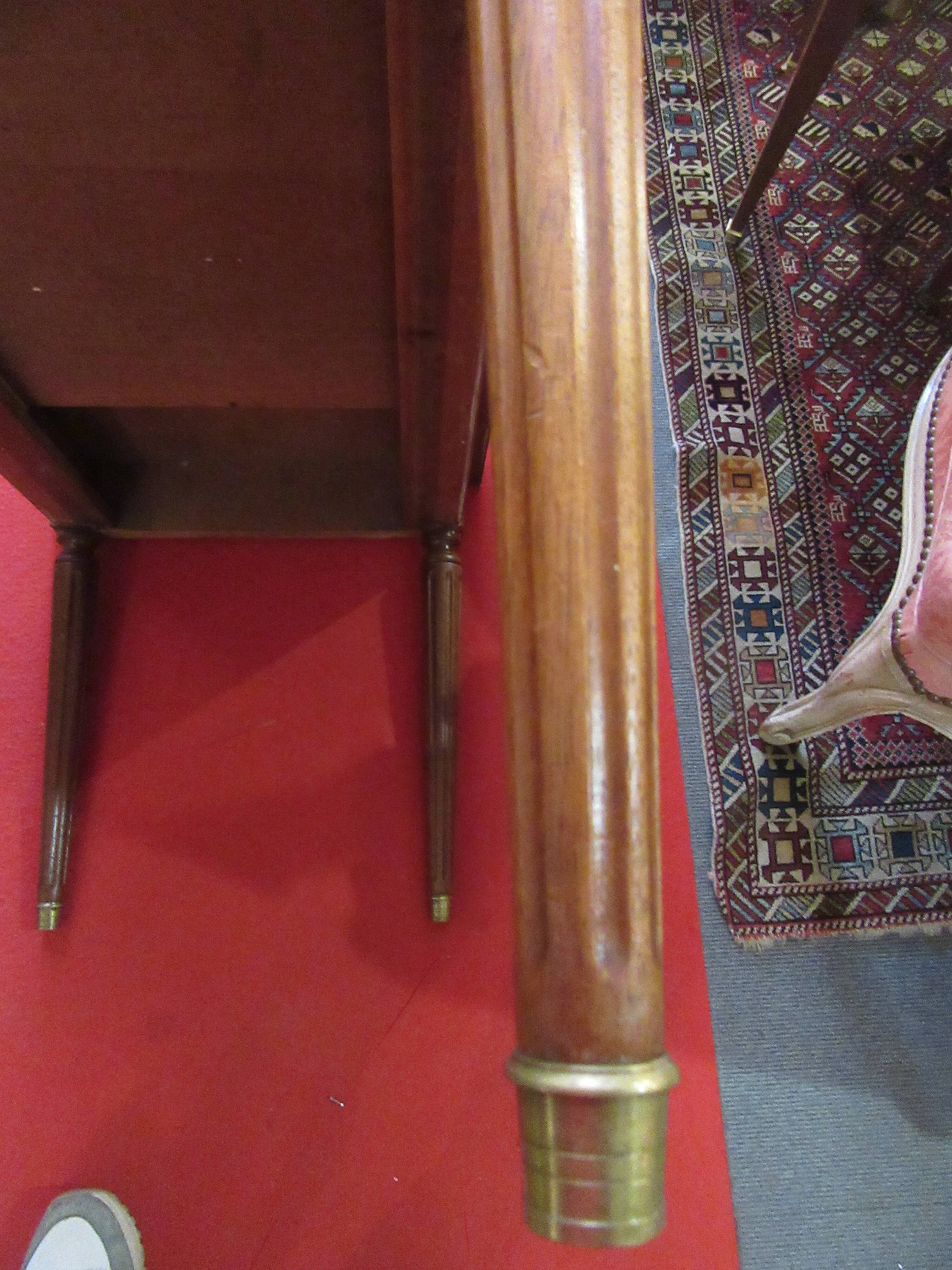 Table basse style louis XVI en acajou et laiton