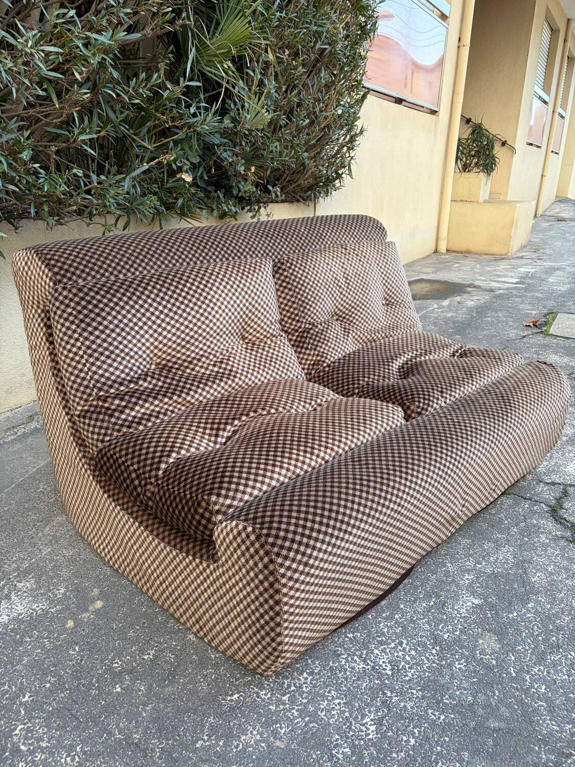 Two-seater velvet armchair with a vintage 70s pattern.