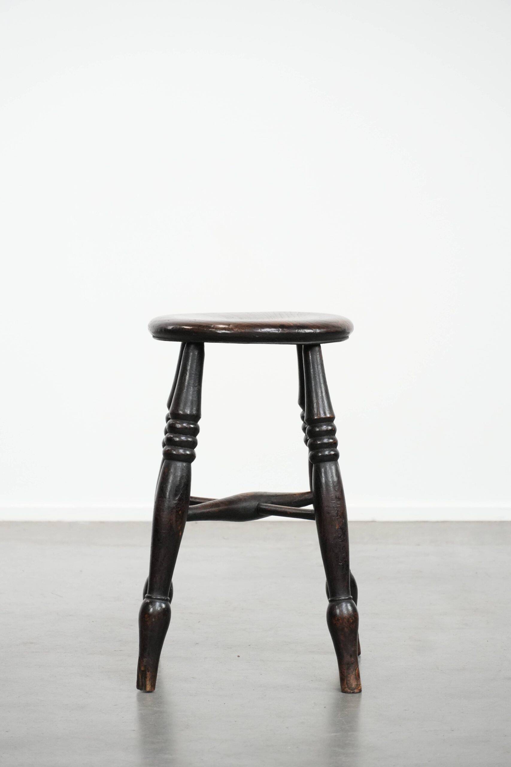 Tabouret Windsor antique anglais du XVIIIe siècle avec du caractère.