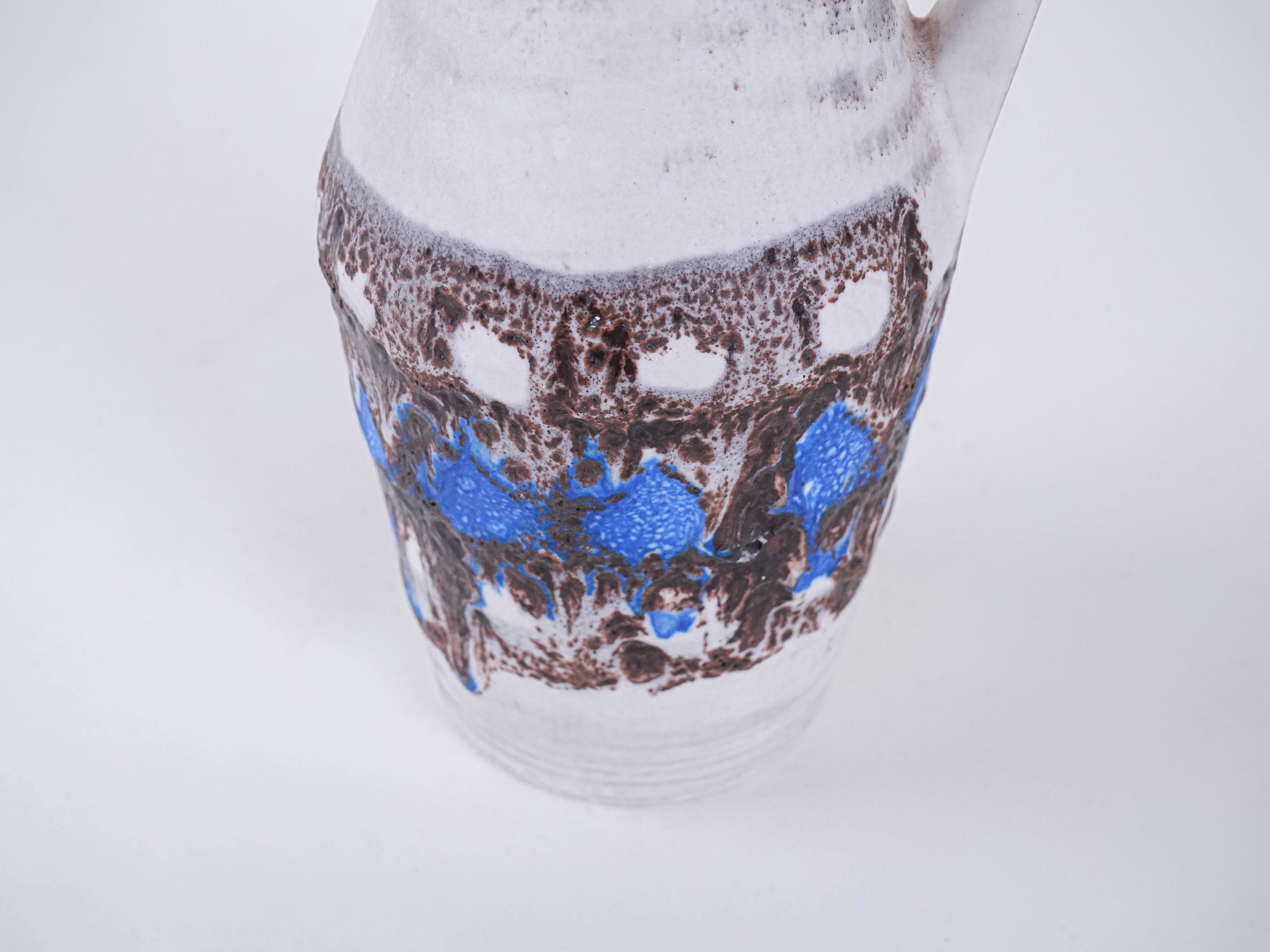 Vase en céramique avec une poignée, design allemand, années 1960, fabriqué en Allemagne de l'Ouest.