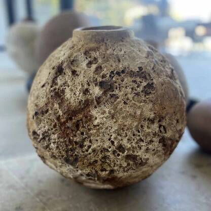 Pot artisanal Zao en ciment minéral style Wabi-Sabi