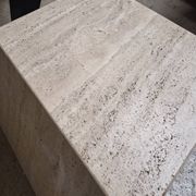 Table basse ou piédestal en travertin veiné italien