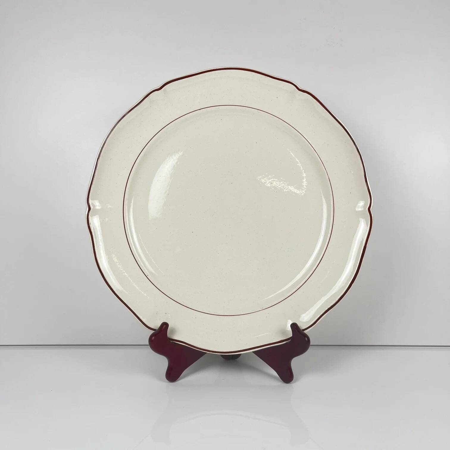Round plate Villeroy & Boch, Bordeaux rim, early 20th century.