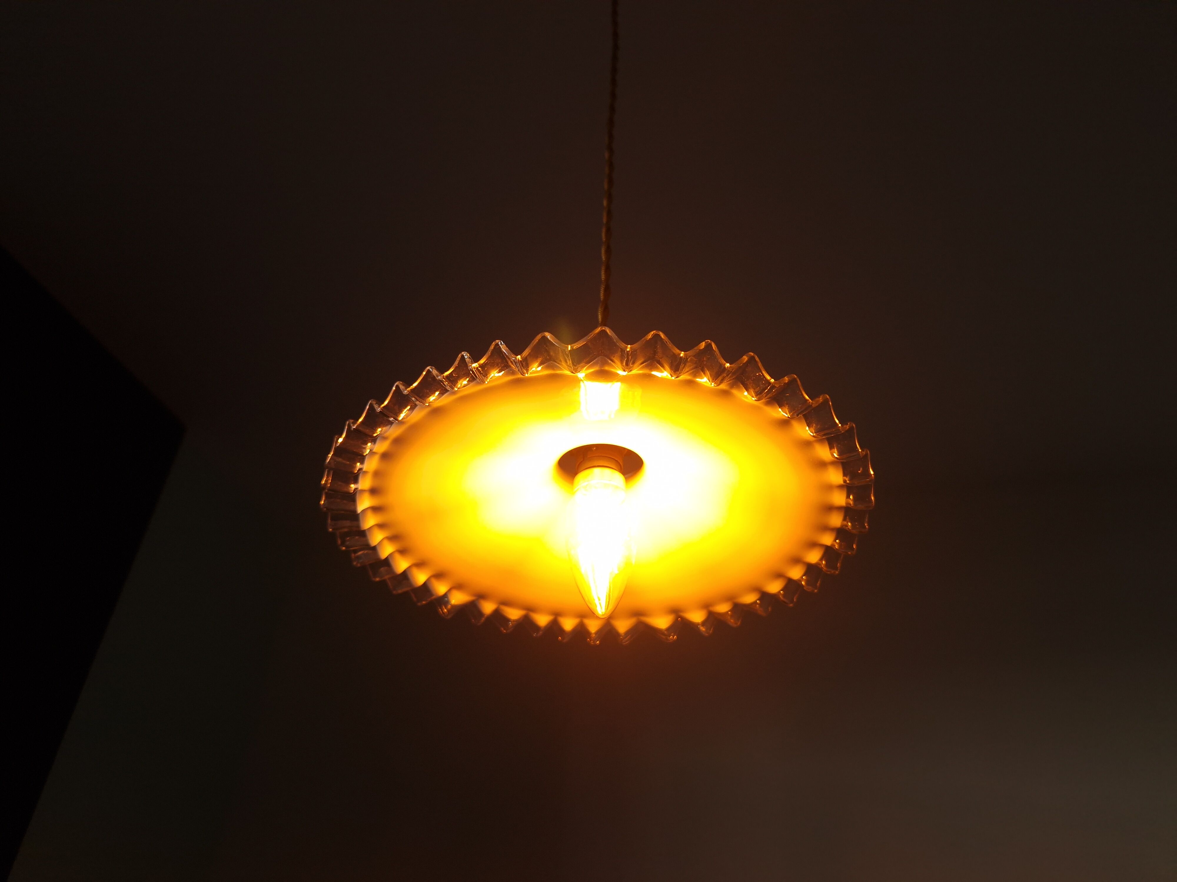Suspension vintage en opaline dentelée