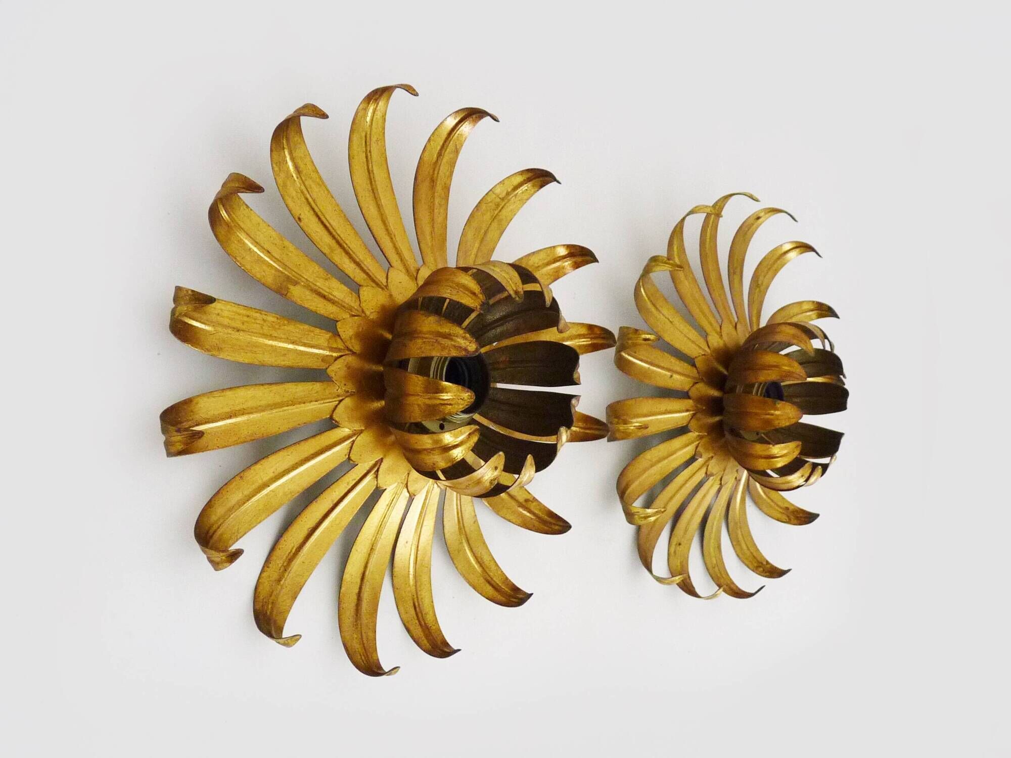 Pair of palm tree wall lights in gold metal. 70s