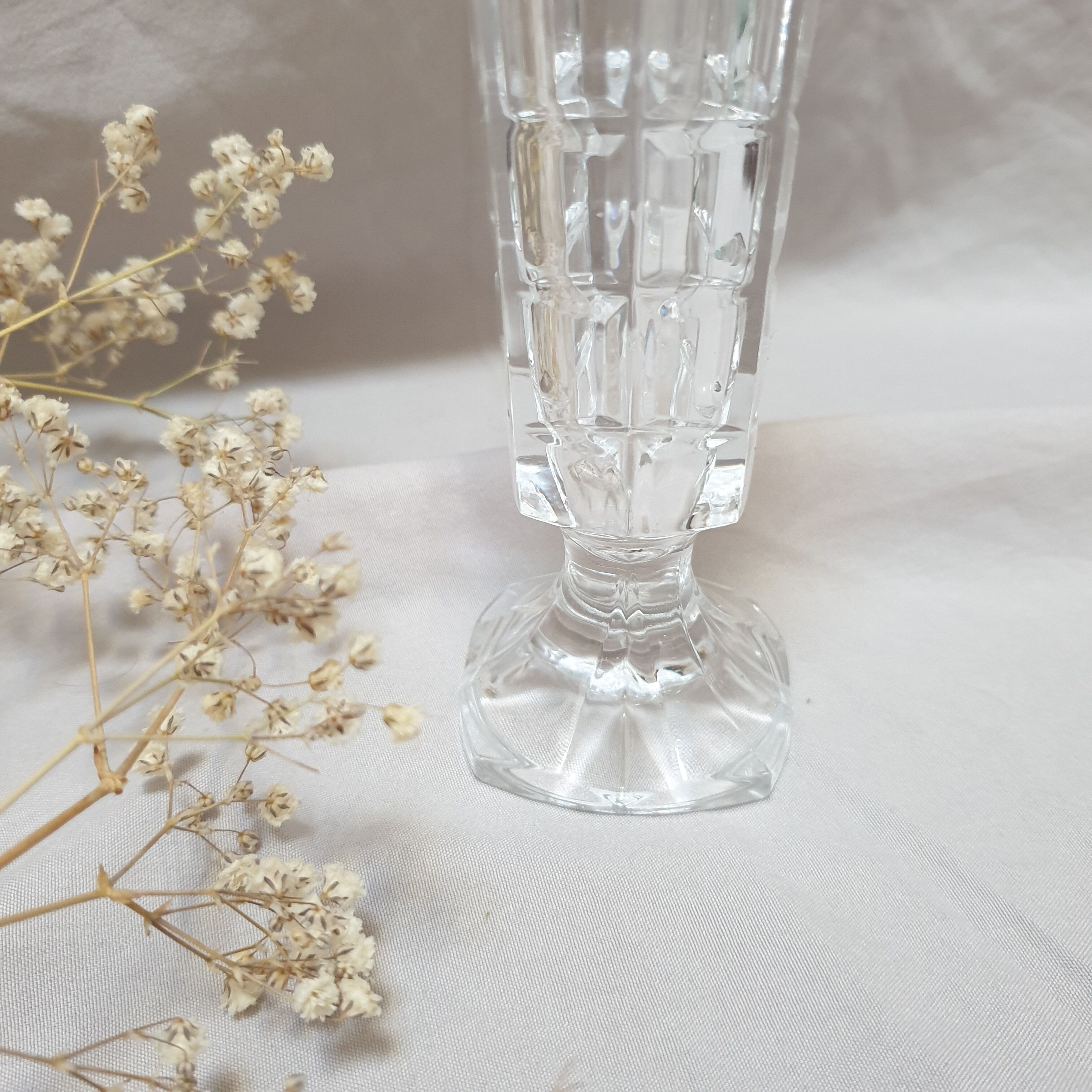 Vintage soliflore in chiseled glass