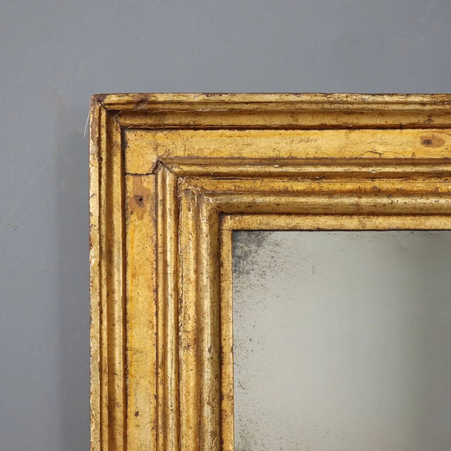 Miroir ancien en bois mouluré et doré, Italie, XVIIIe siècle