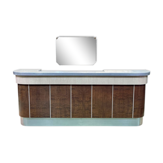 Bistro counter dating from the late 1940s in fir covered with formica
