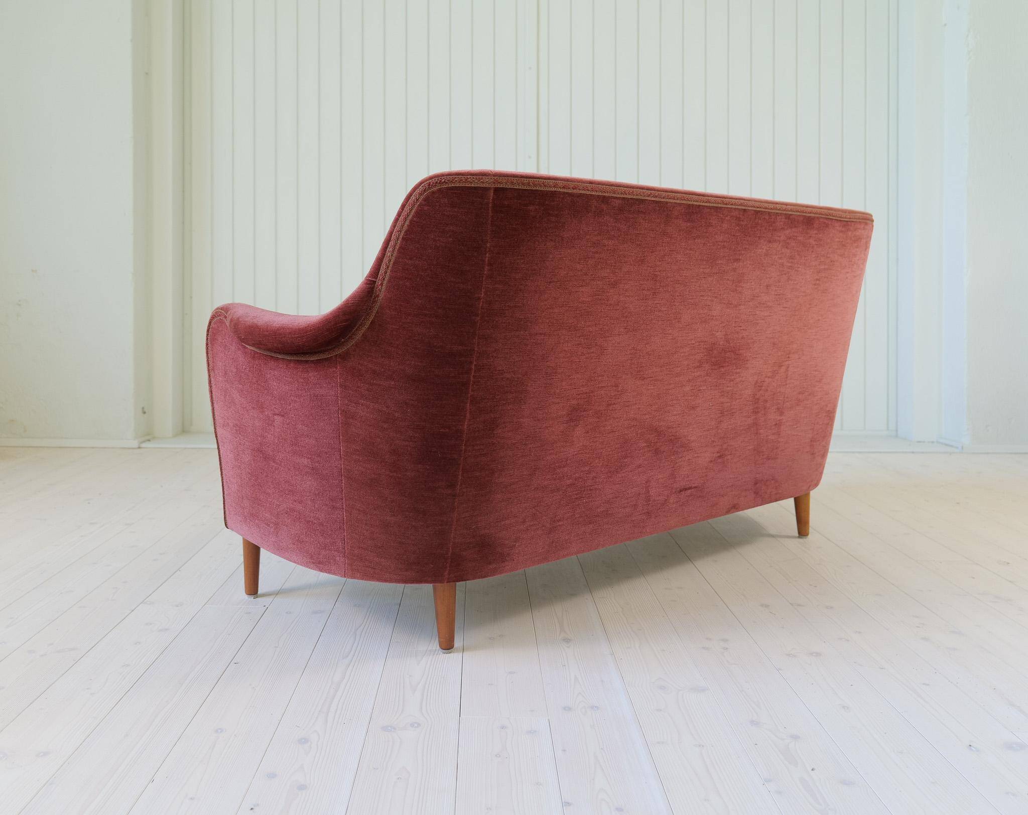 "Samsas" canapé in rare velvet by Carl Malmsten from the mid-century, Sweden, 1960s.